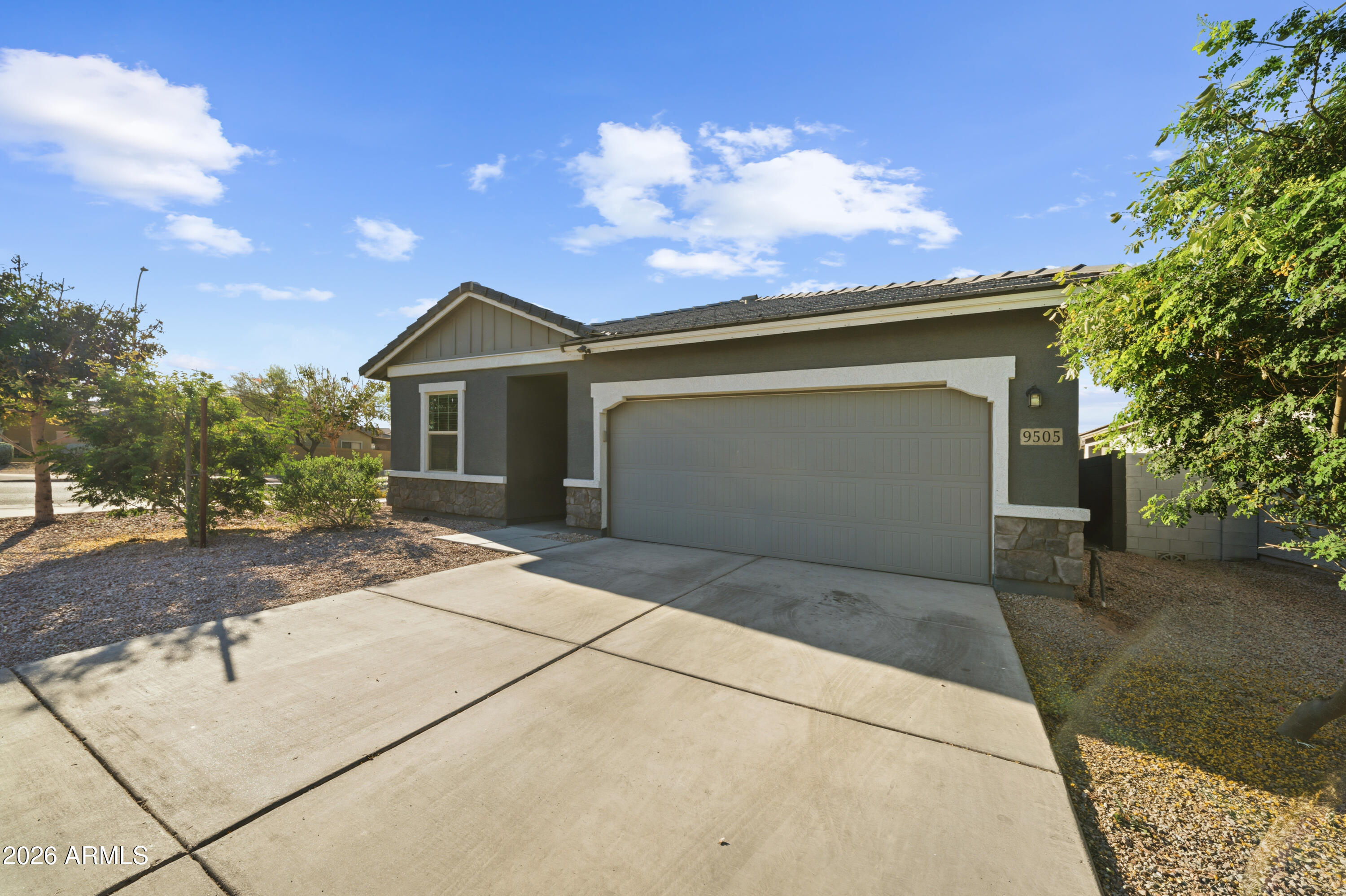 9505 W ILLINI Street