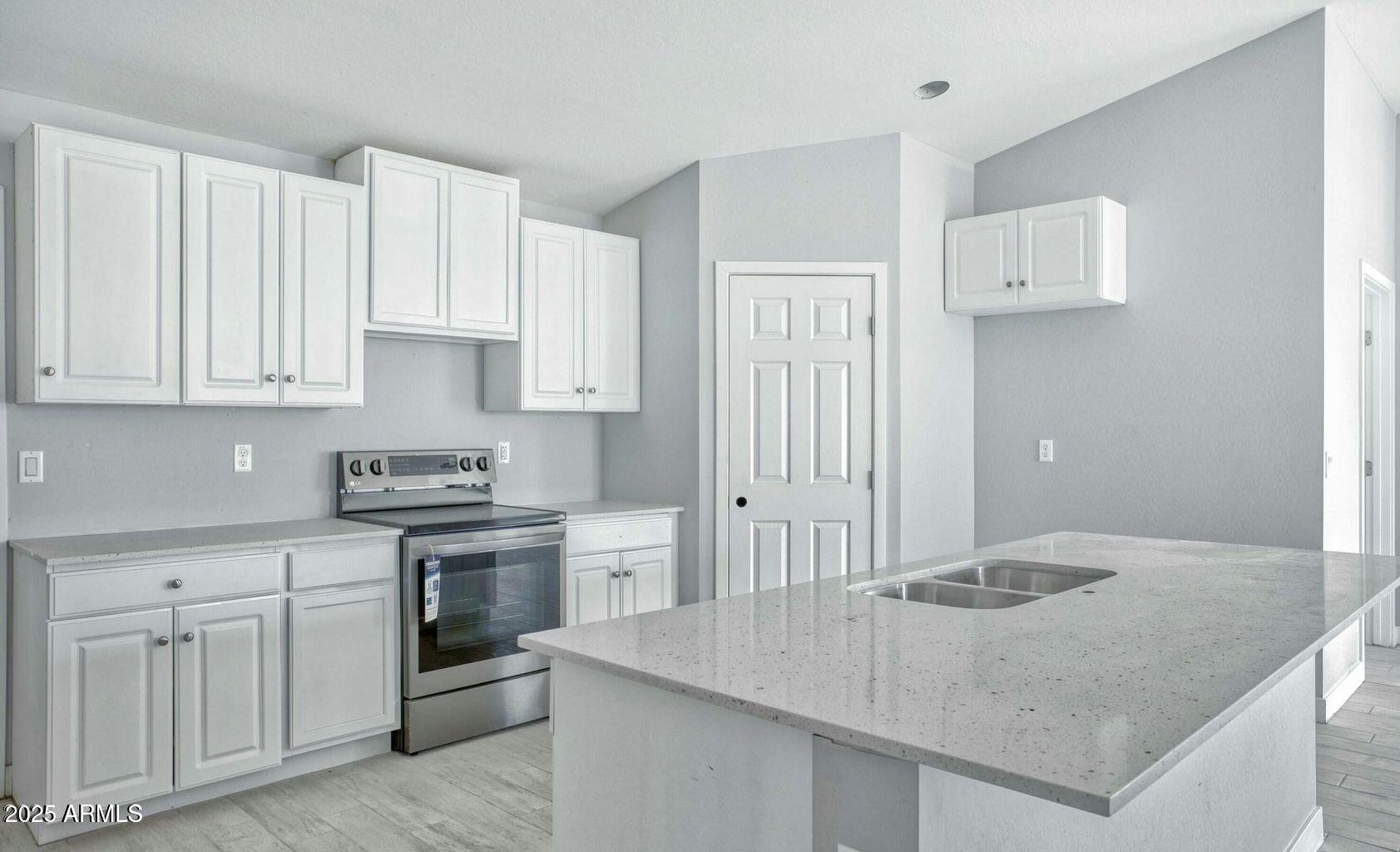 2825 E PUEBLO Avenue