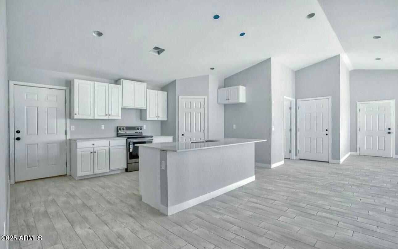 2825 E PUEBLO Avenue