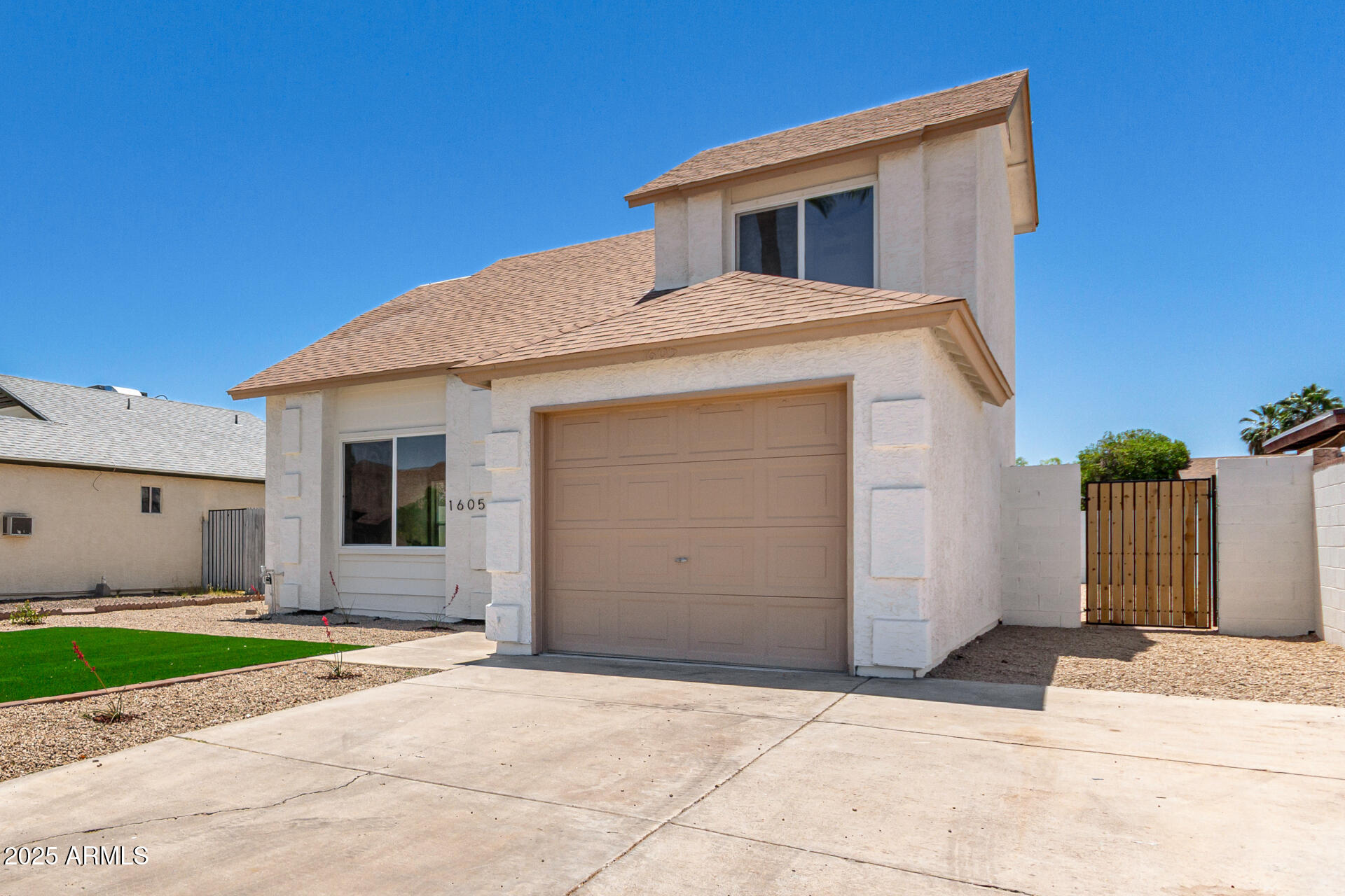 1605 W CURRY Drive