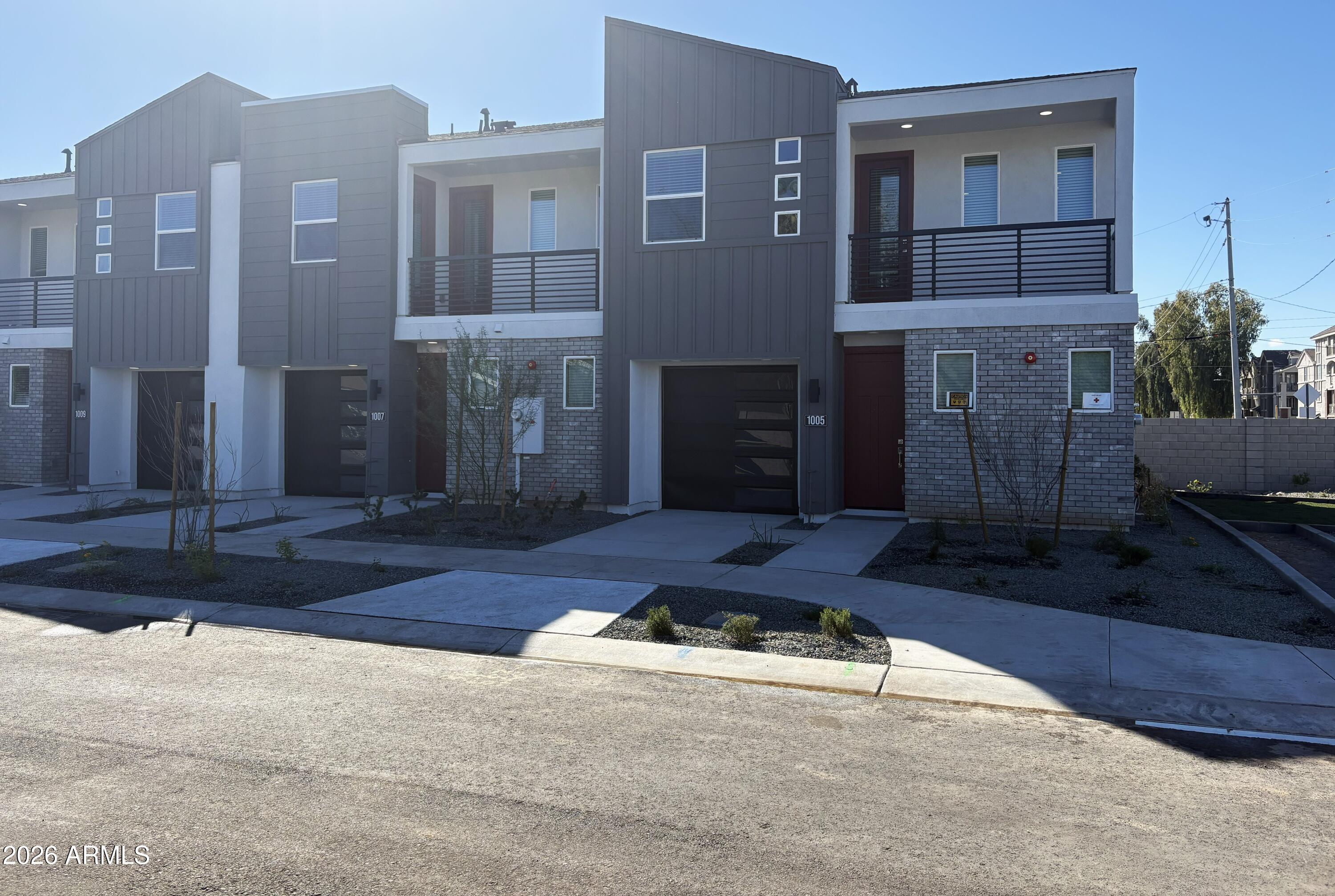 1021 E PASADENA Avenue