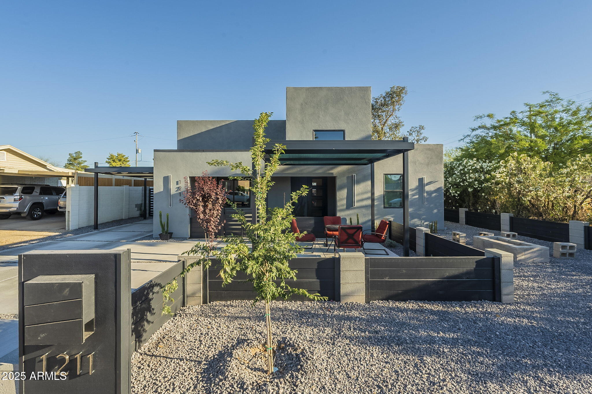 1211 E HAYWARD Avenue