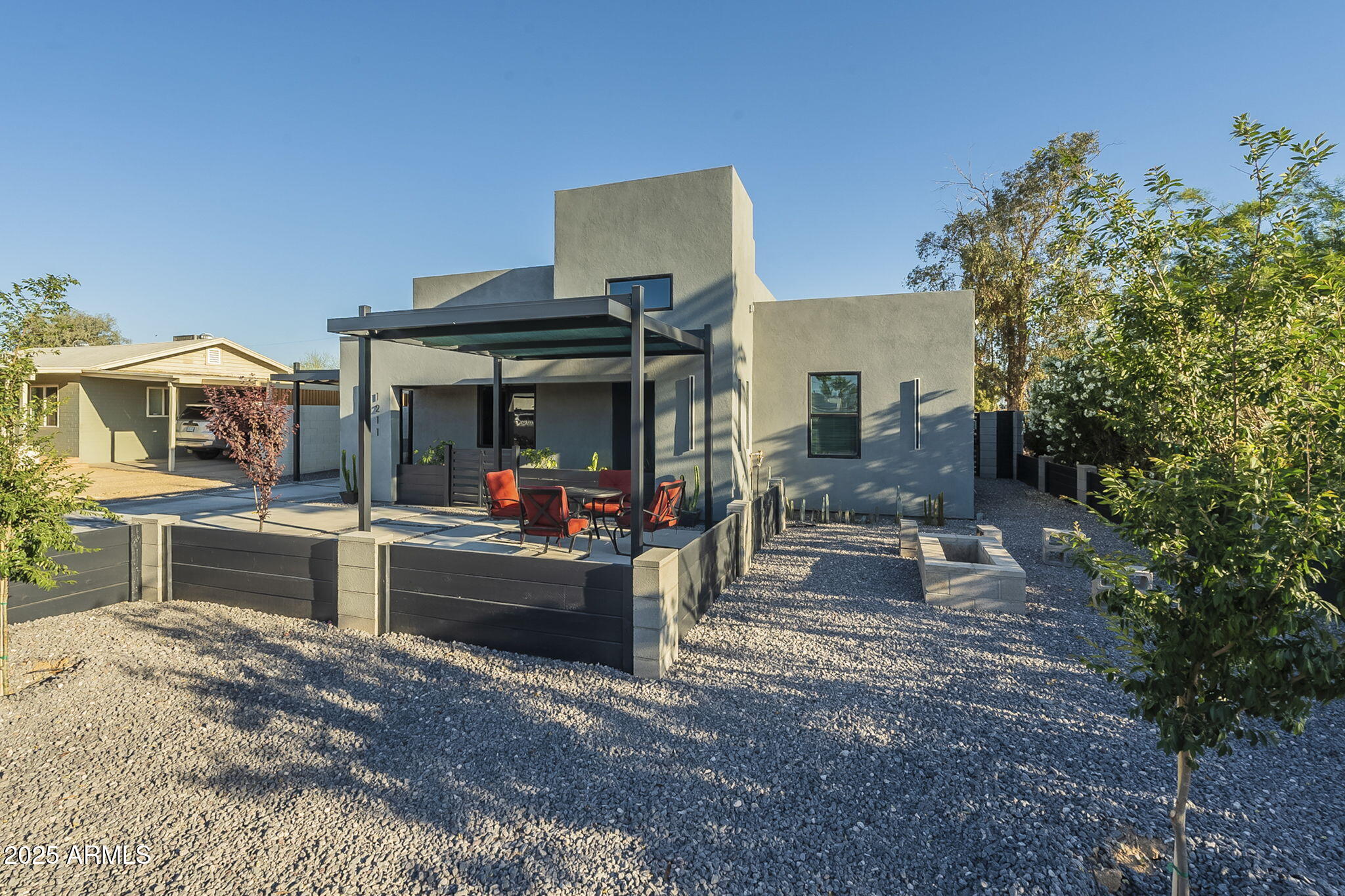 1211 E HAYWARD Avenue