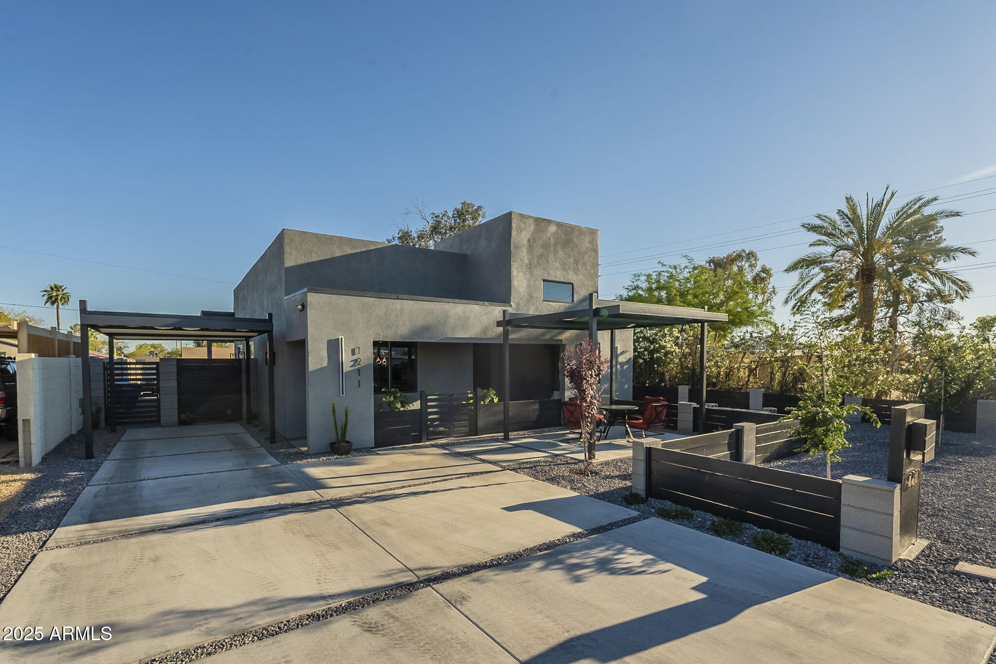 1211 E HAYWARD Avenue