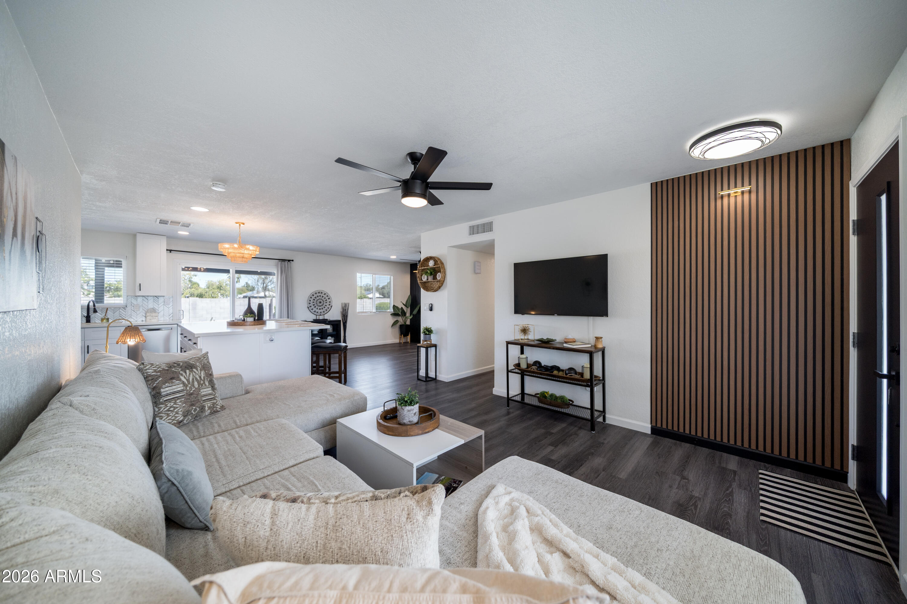 2132 E MONTE CRISTO Avenue