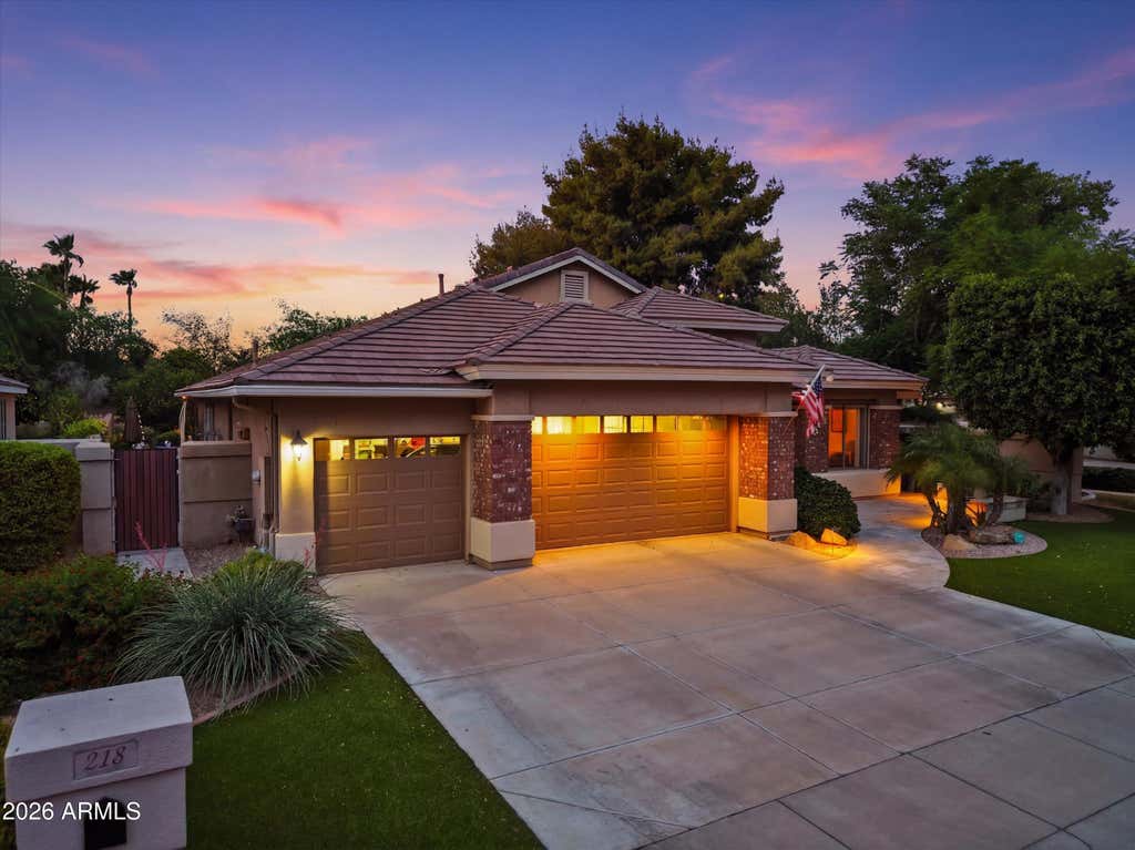 Photo of 218 W Vinedo Lane, Tempe, AZ 85284 (MLS # 7047437)
