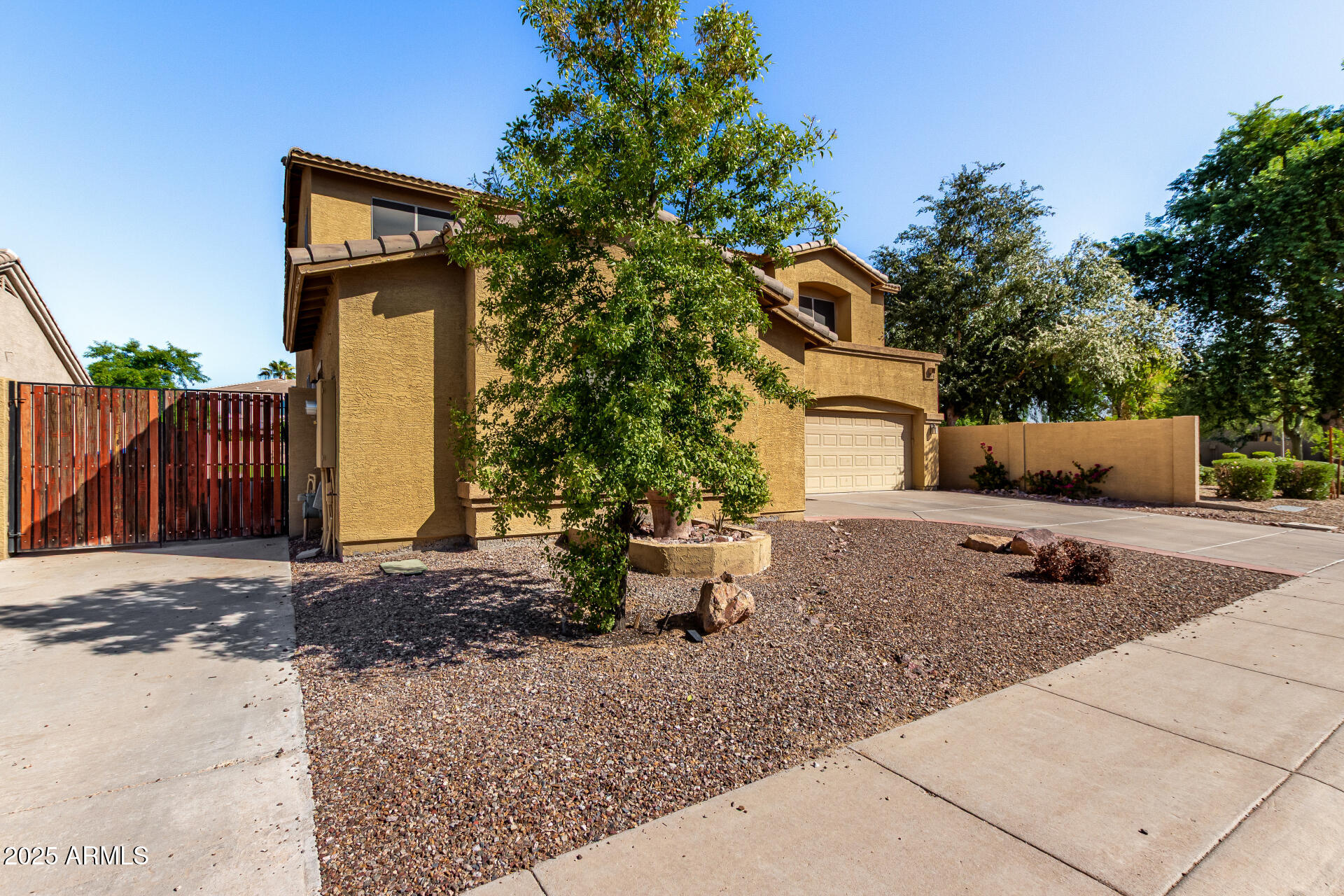 1816 E CAROB Drive