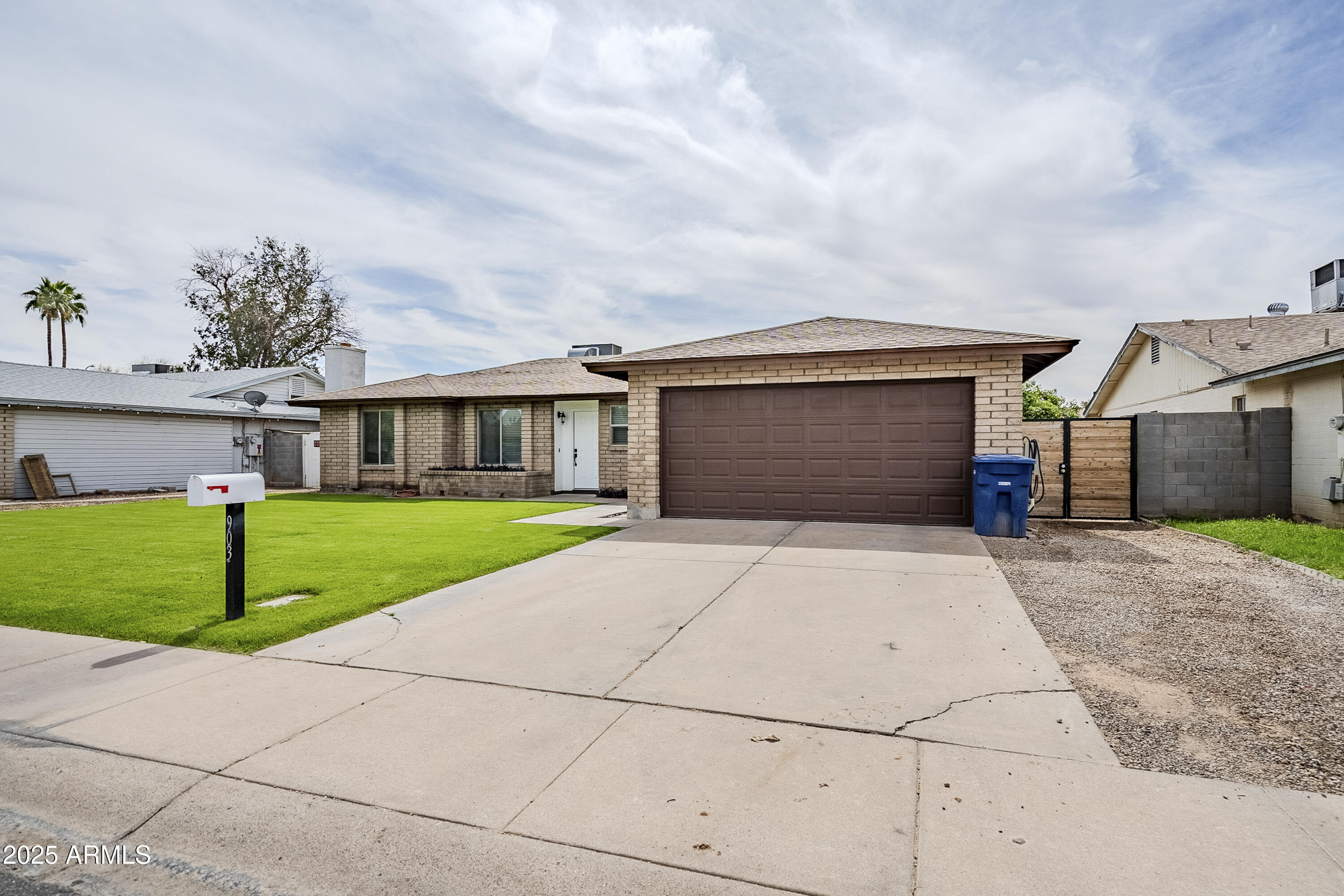 903 W BARROW Drive