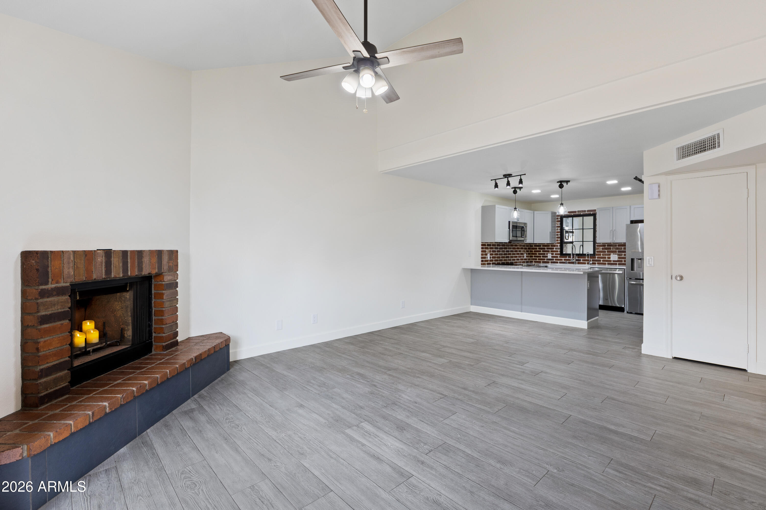 2118 E CENTER Lane 1