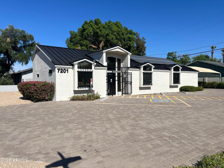 🏢 Prime Office Opportunity - Owner/User and Investor User
💰 Priced to Sell
💡 Located in a high-growth corridor with strong traffic counts and excellent visibility. Ideal for office service-based business.
📈 Perfect for an owner-user looking to establish presence or investor seeking a good rental for cash flow.
