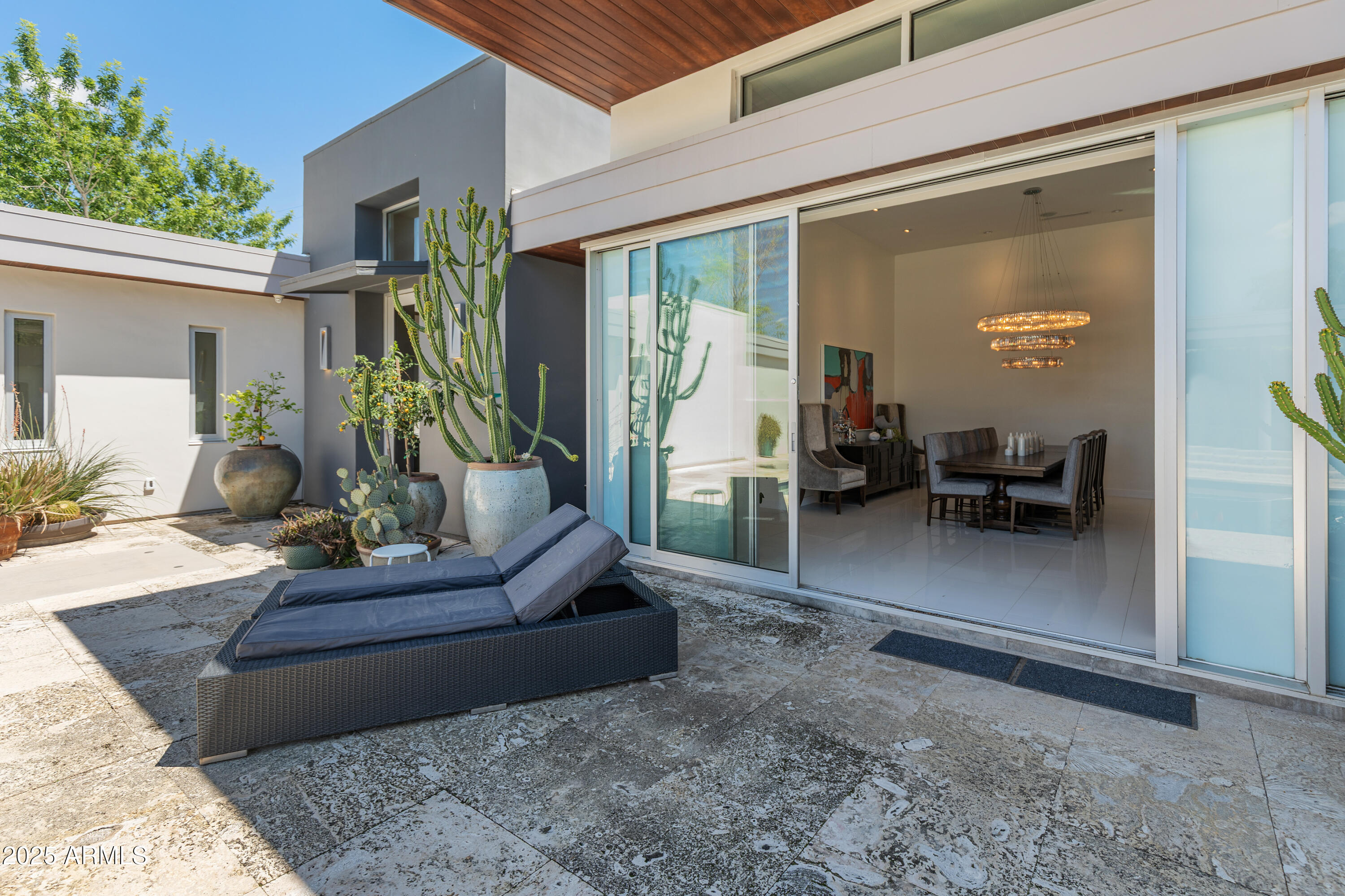523 W Vista Avenue