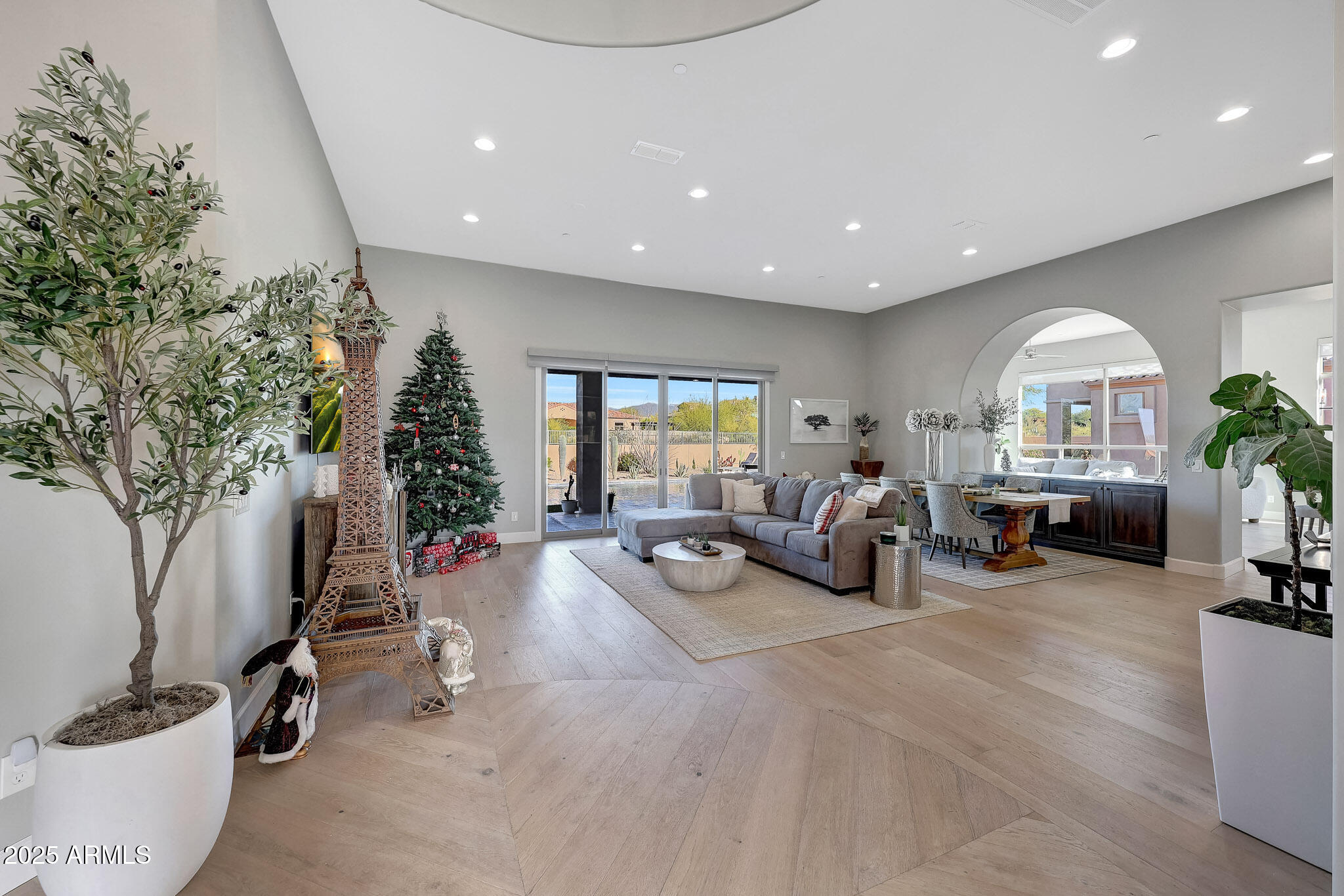 8512 E EAGLE CLAW Drive