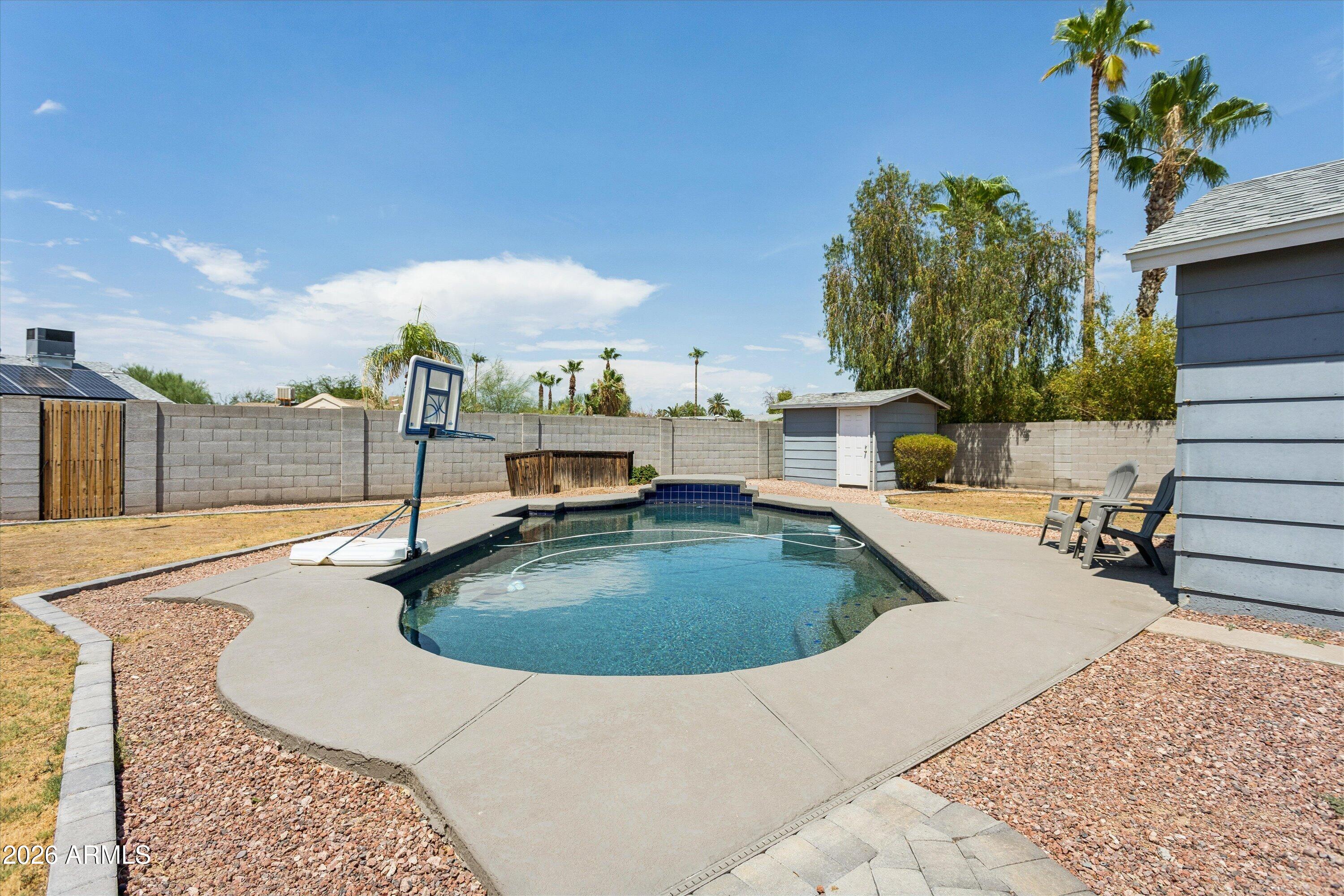 2922 E ALTADENA Avenue