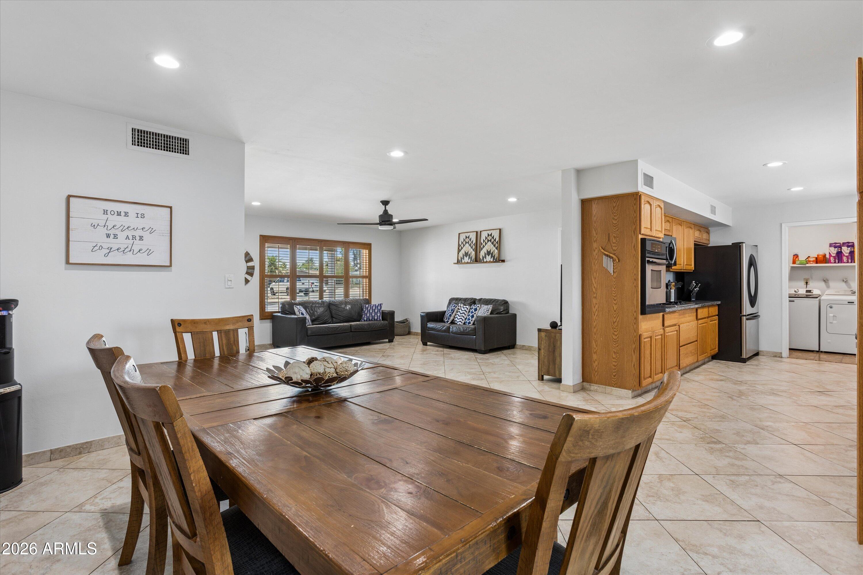 2922 E ALTADENA Avenue