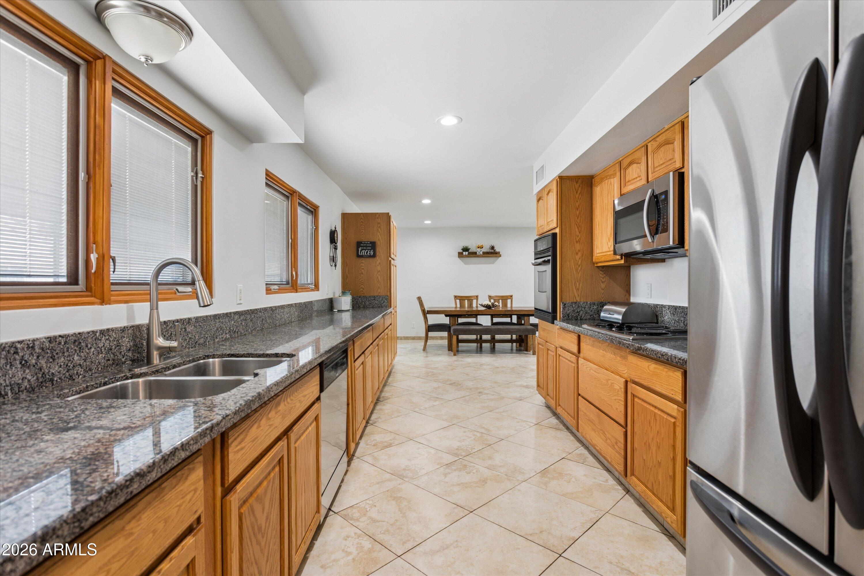 2922 E ALTADENA Avenue