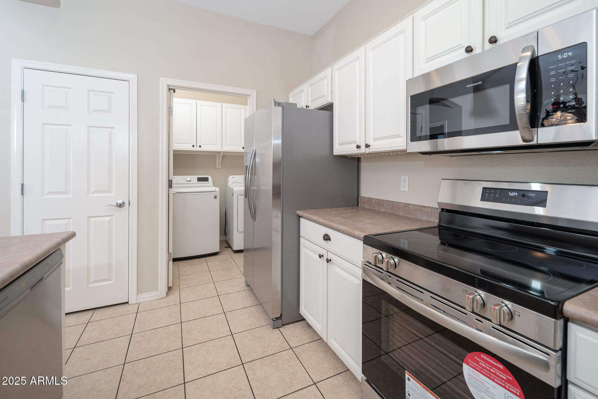 Phoenix, Arizona 85042, United States, 2 Bedrooms Bedrooms, ,2 BathroomsBathrooms,Residential,Pending,1521