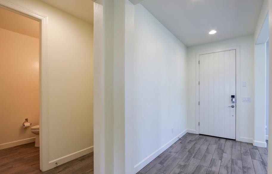 948 W Yosemite Drive