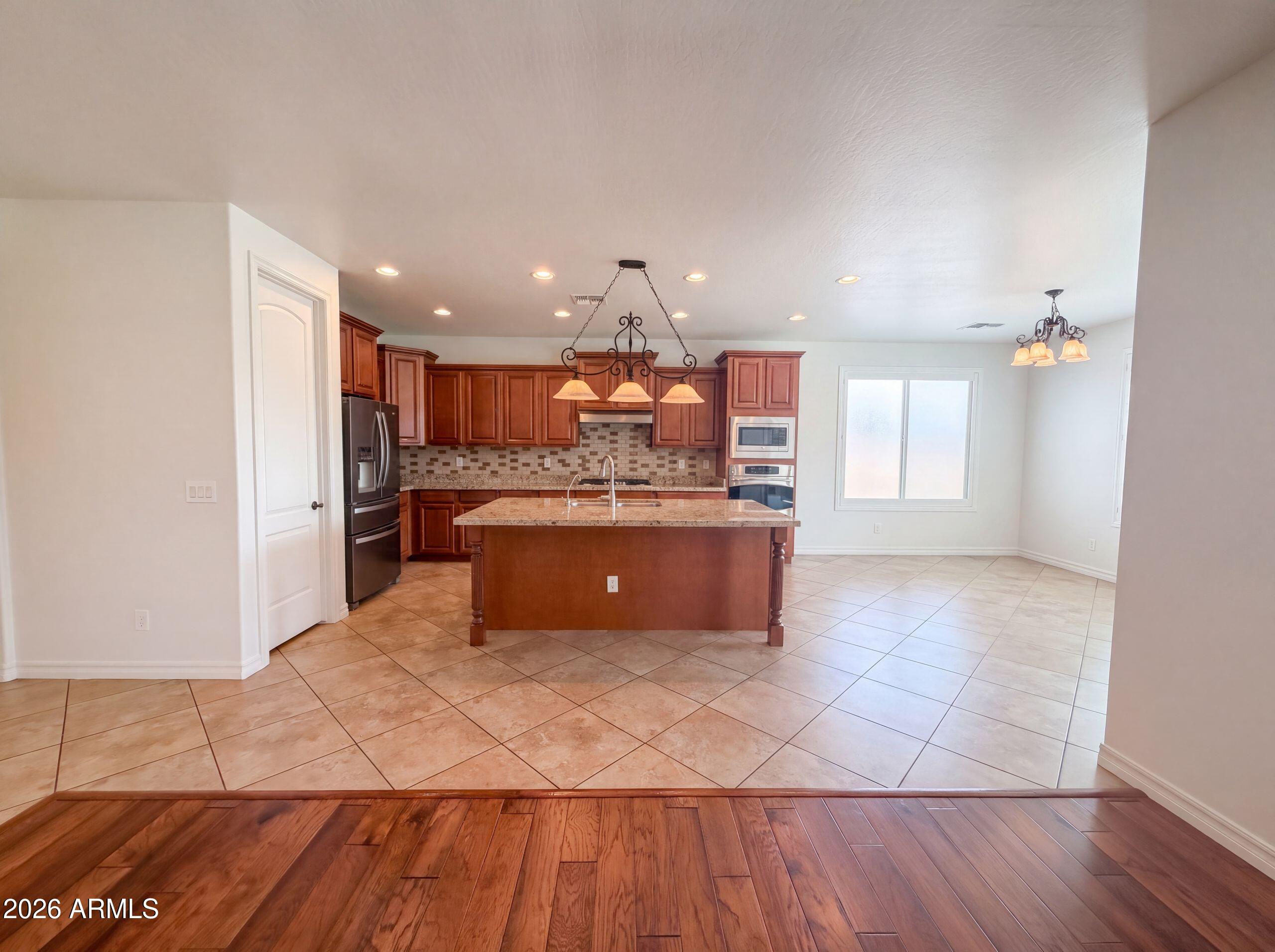11 W CANYON Way
