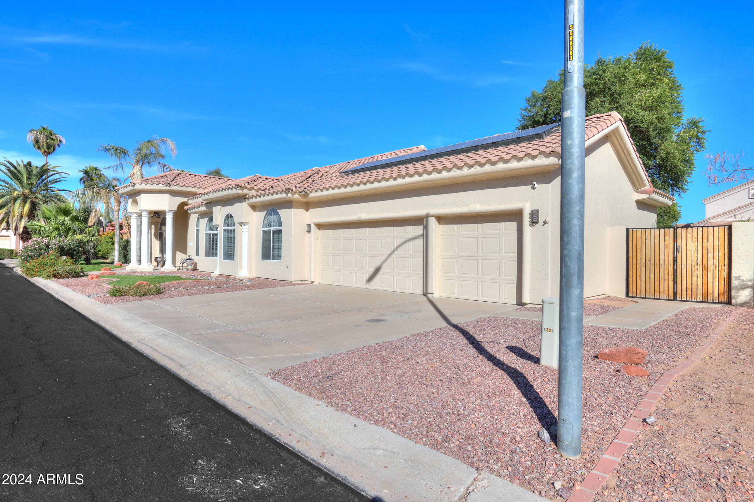 1223 E CLEARVIEW Drive