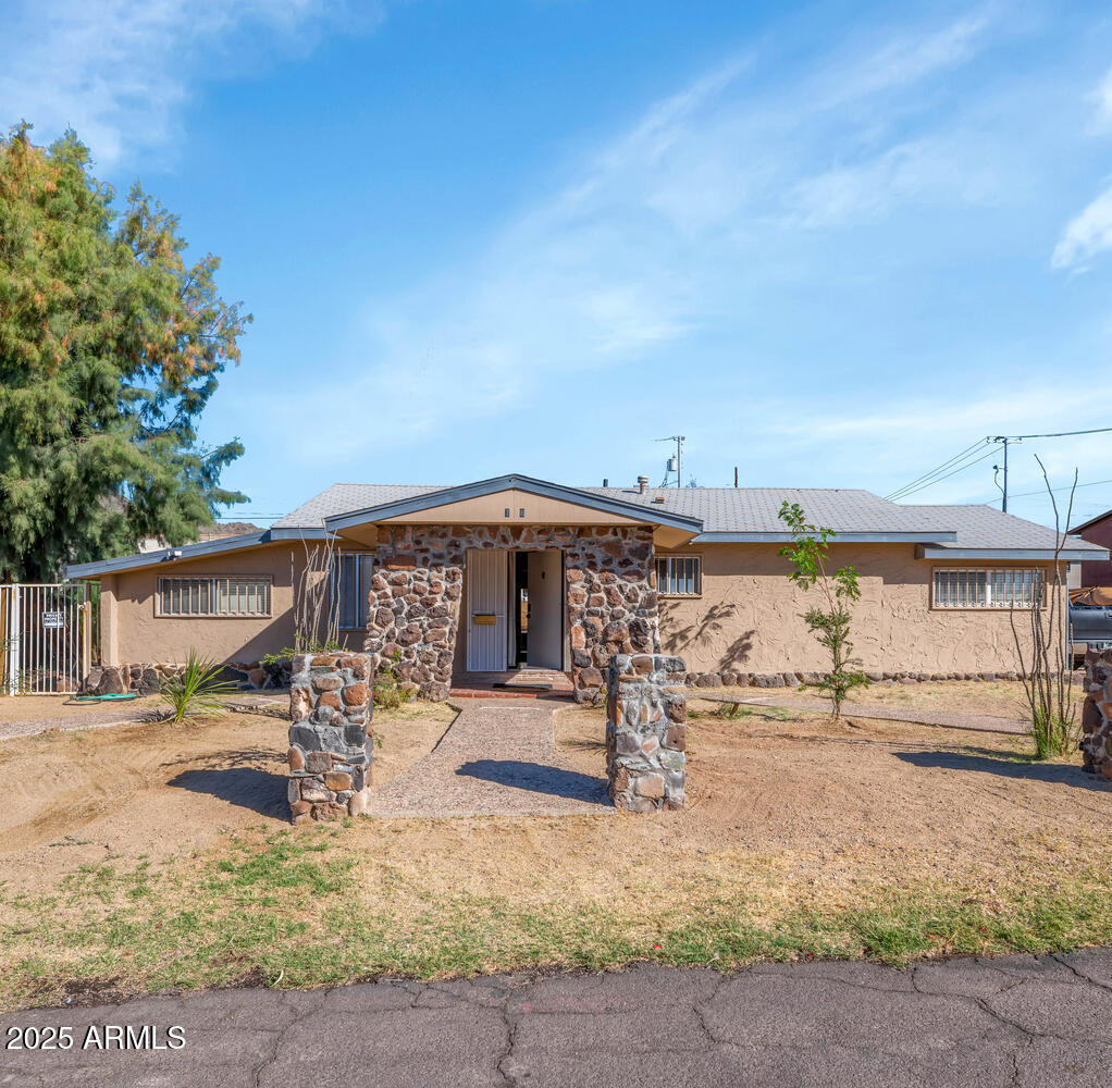 748 E CAROL Avenue