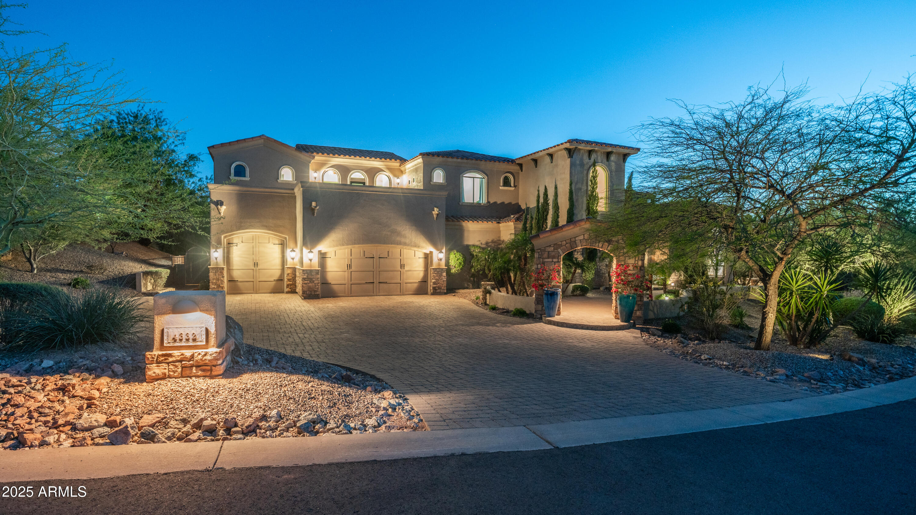 4332 N SANTIAGO Circle