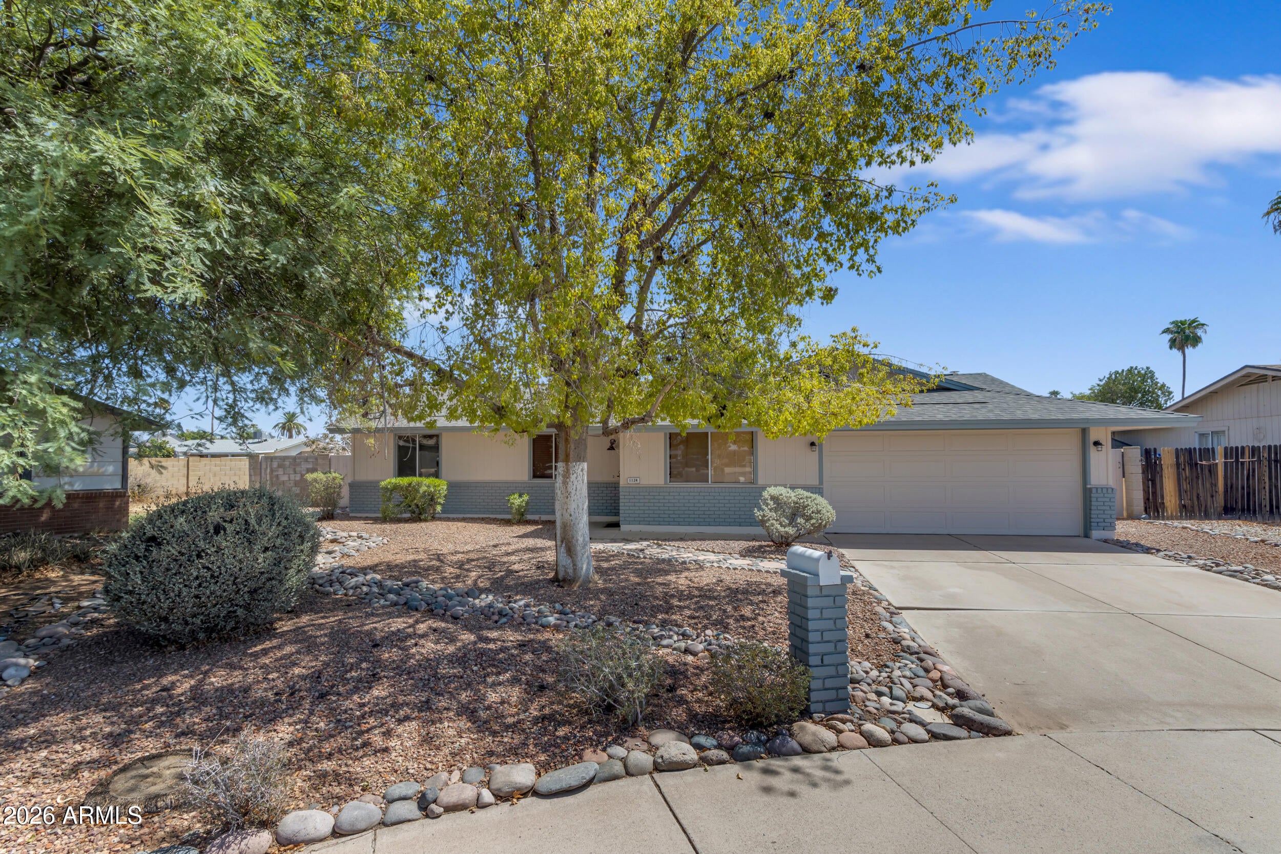 1124 W NOPAL Place
