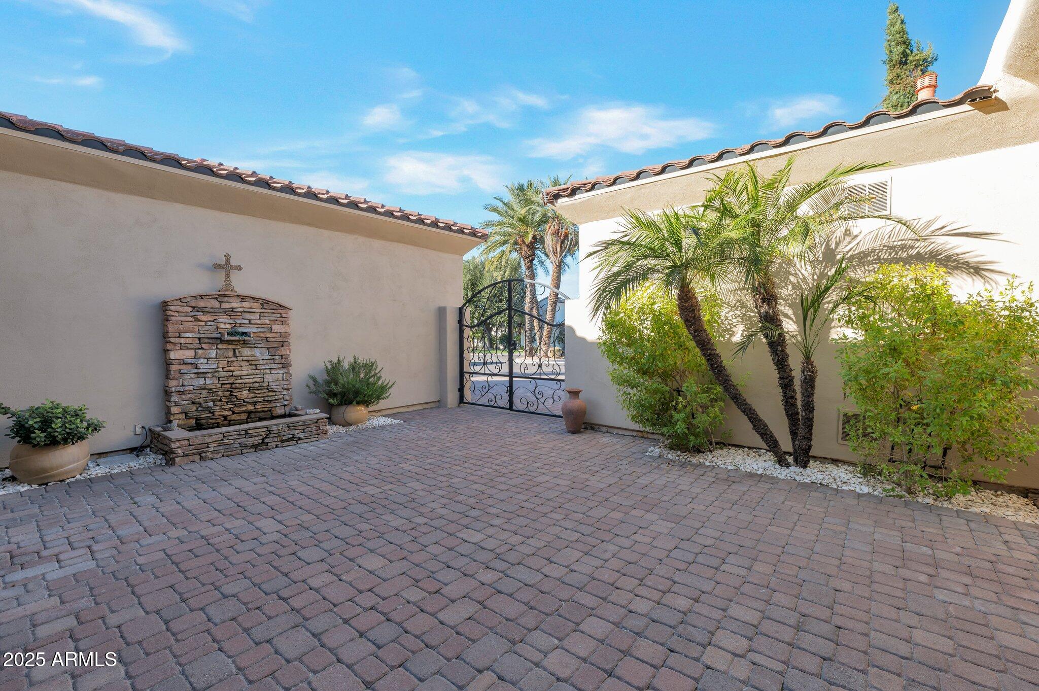 311 E WEXFORD Cove