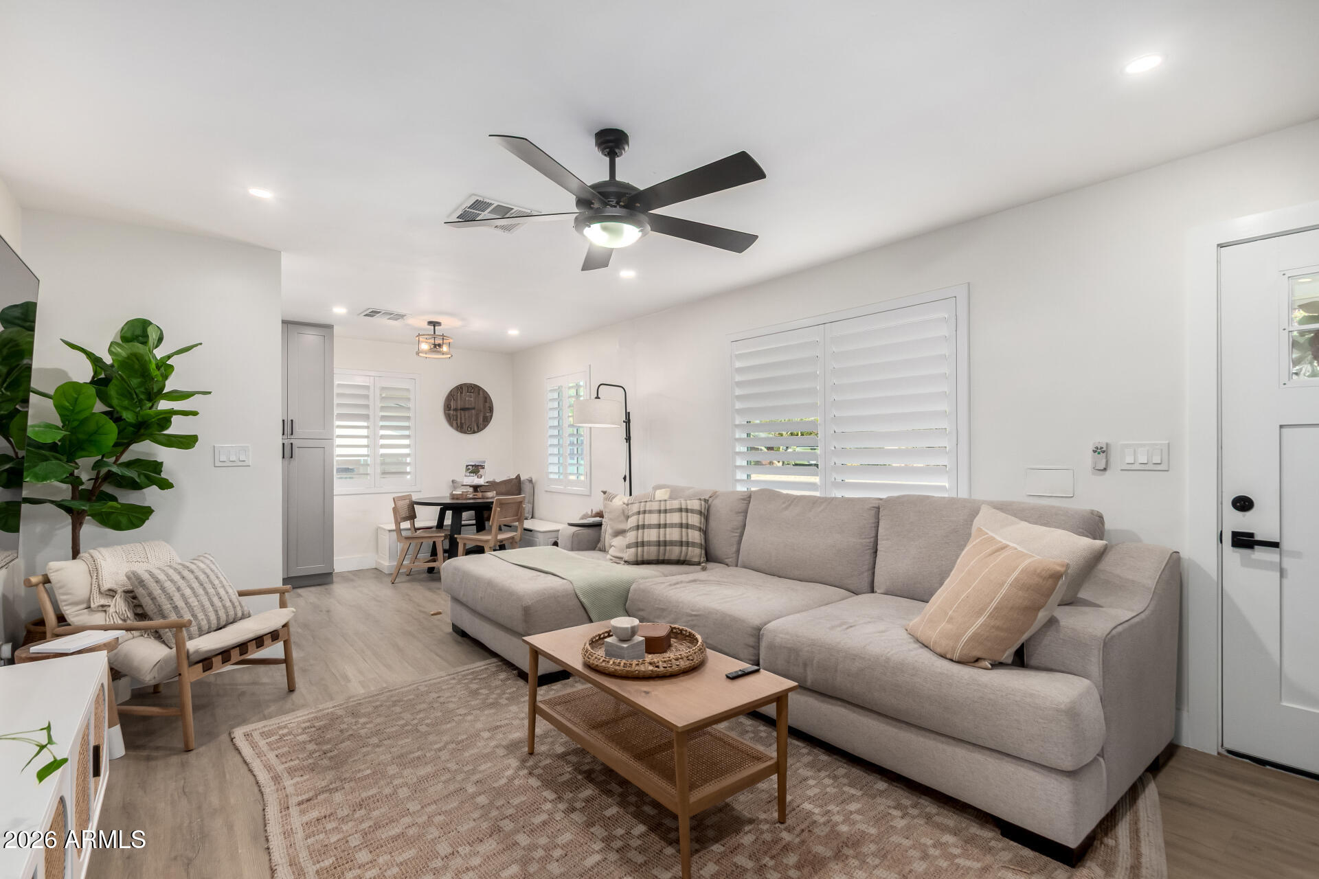 2917 E PINCHOT Avenue