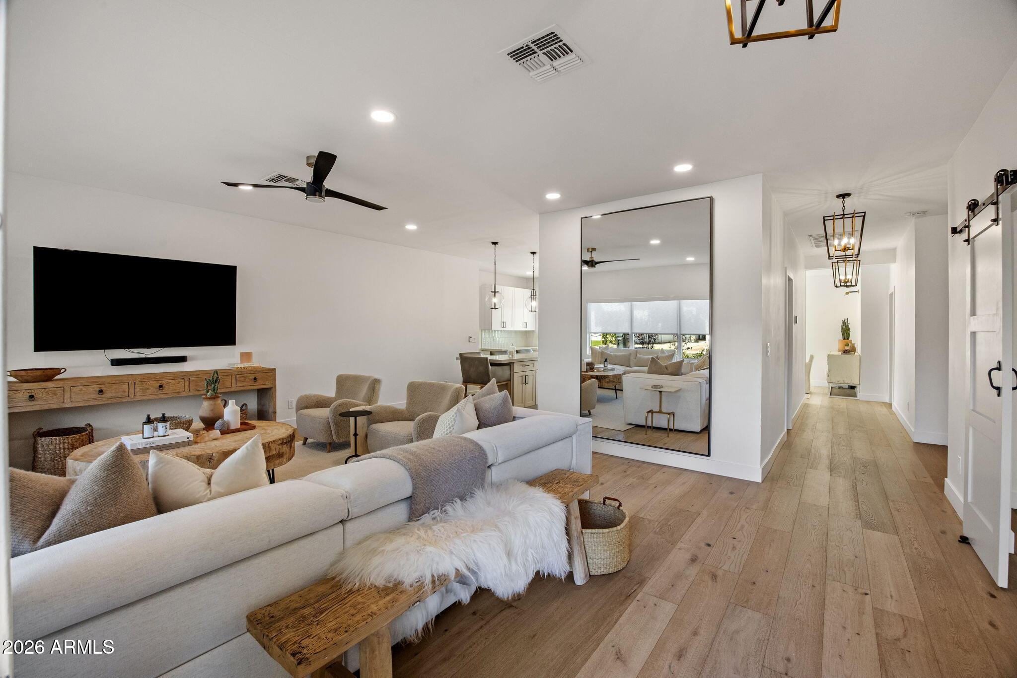 4119 E INDIANOLA Avenue