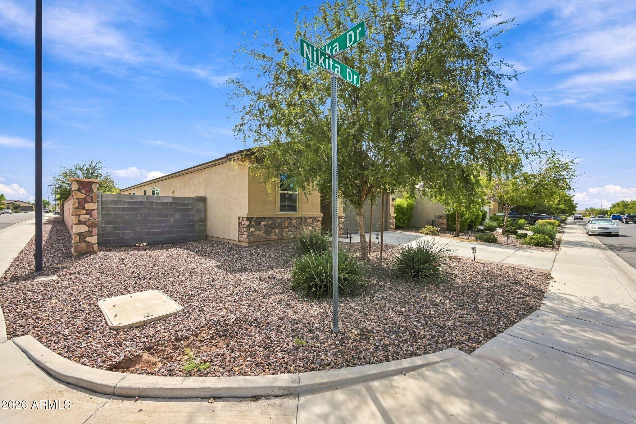 283 W NIKITA Drive