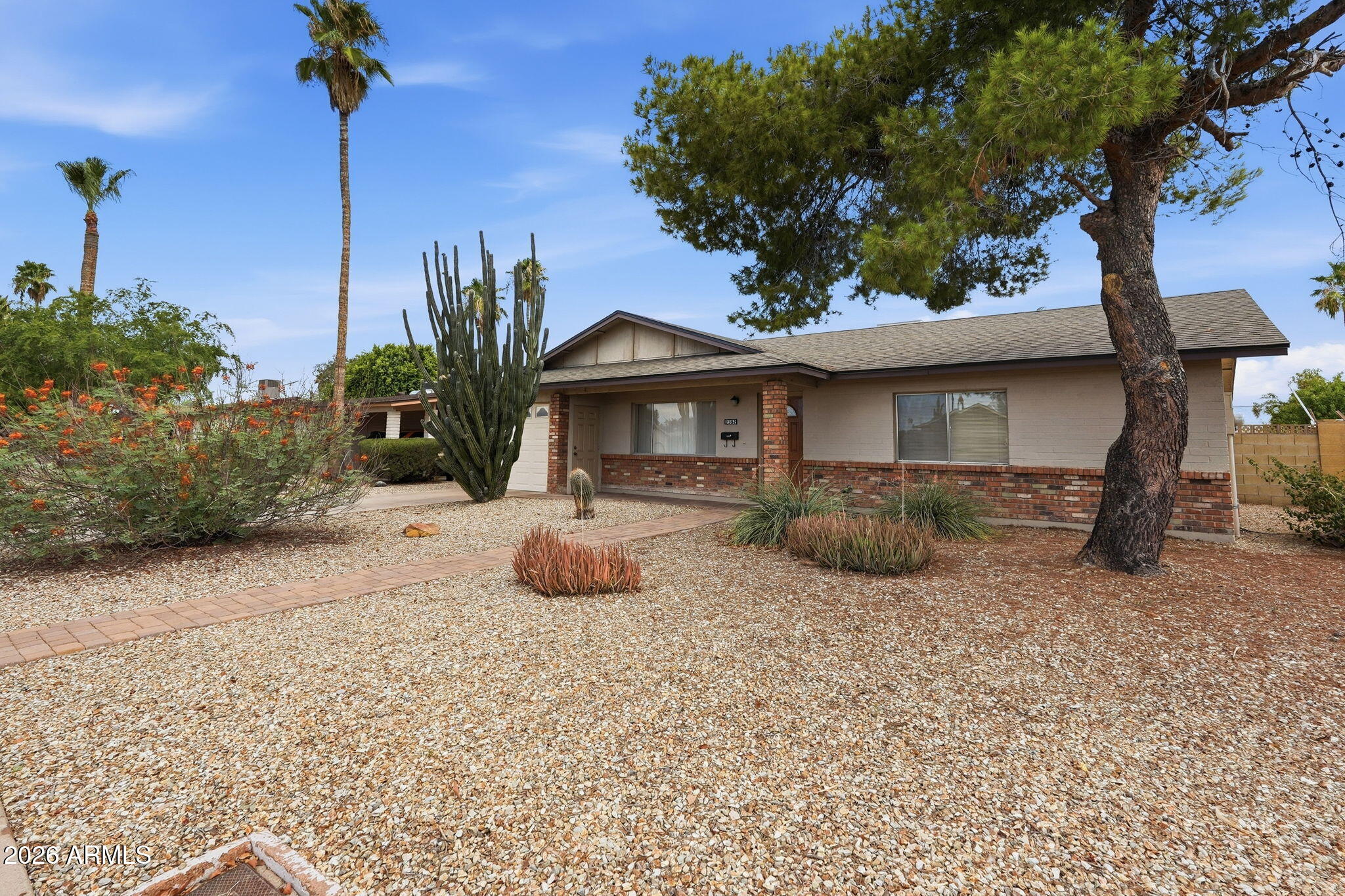 2302 E WALTANN Lane