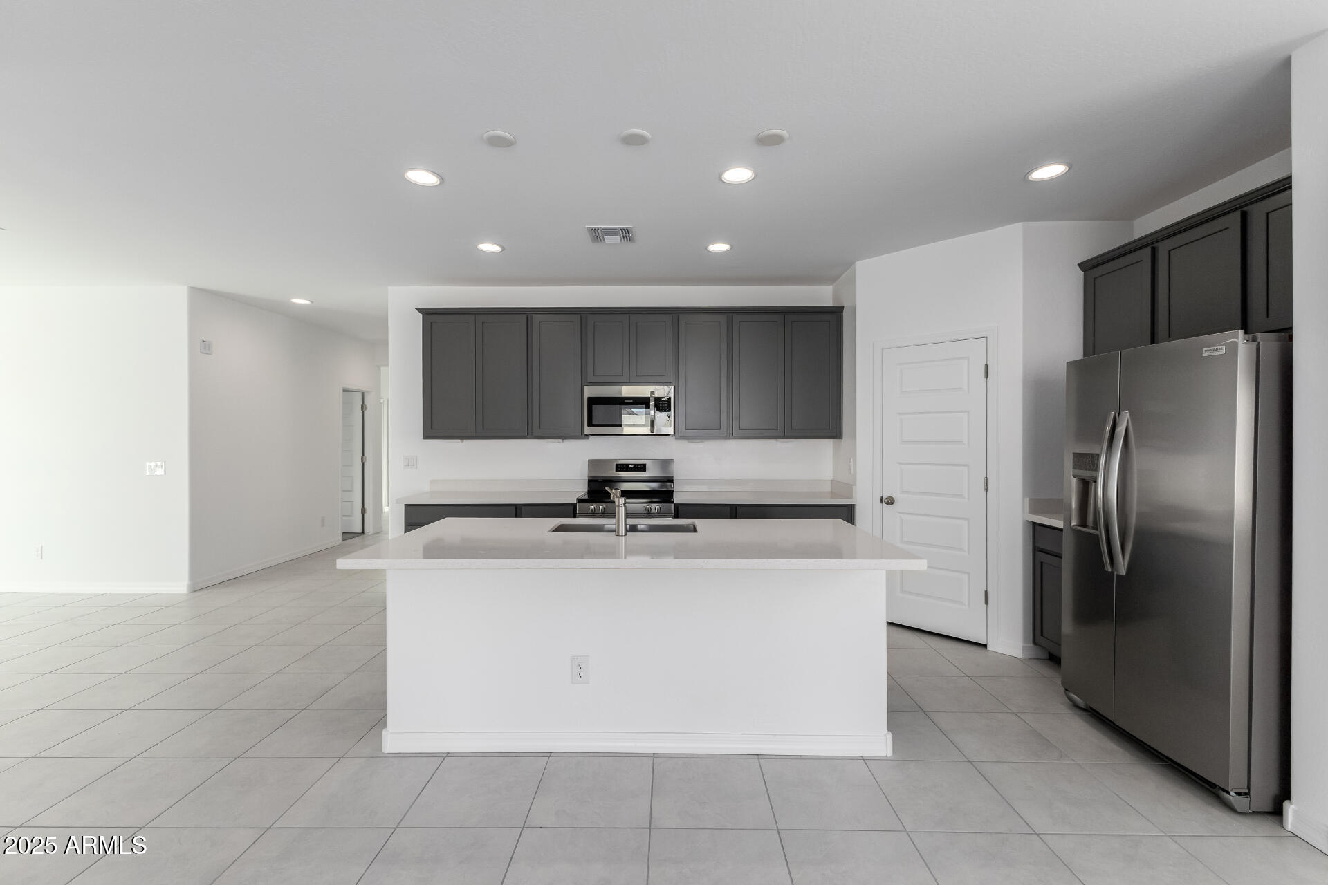 24166 W HILTON Avenue