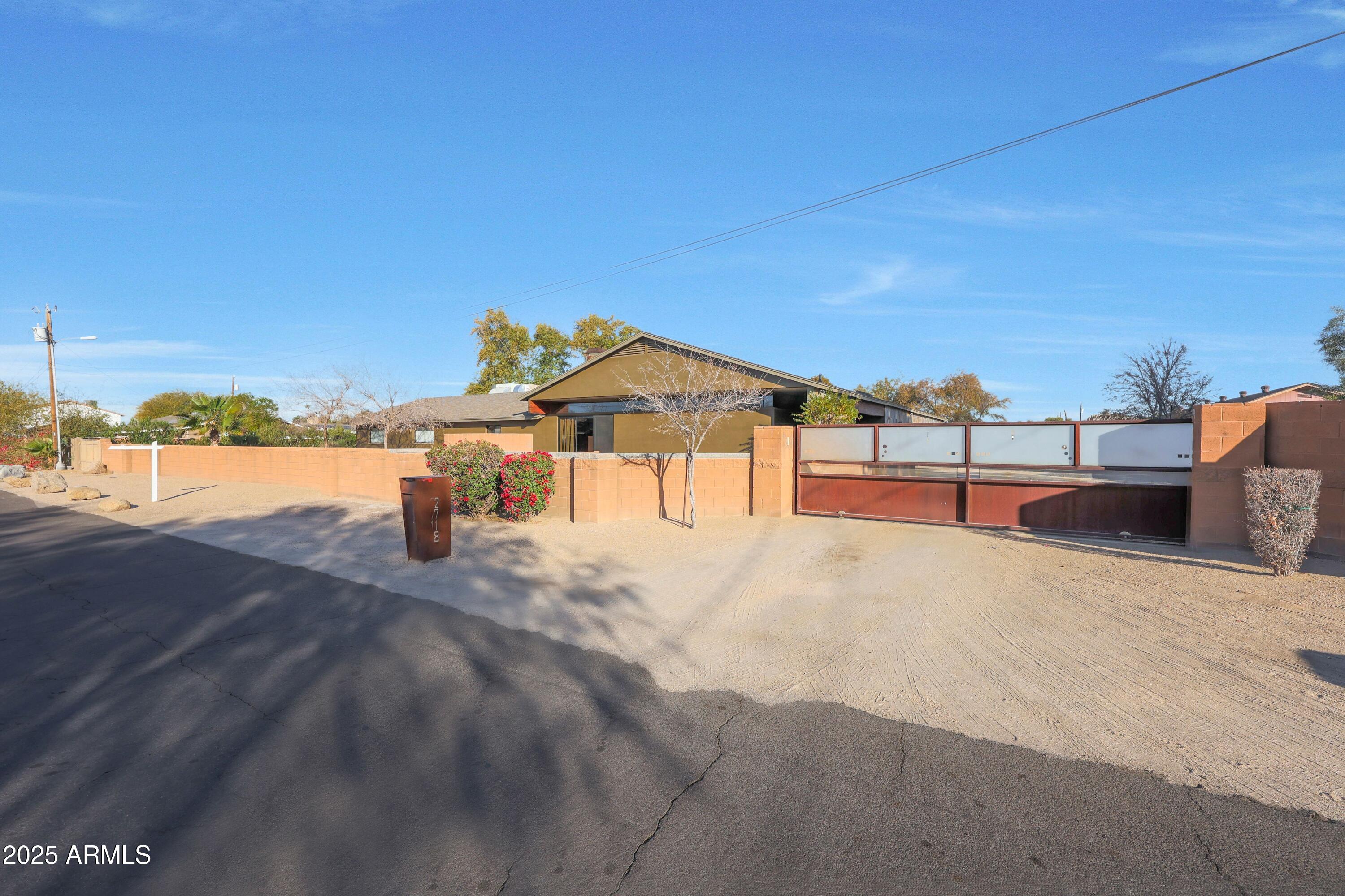 2718 E Campo Bello Drive