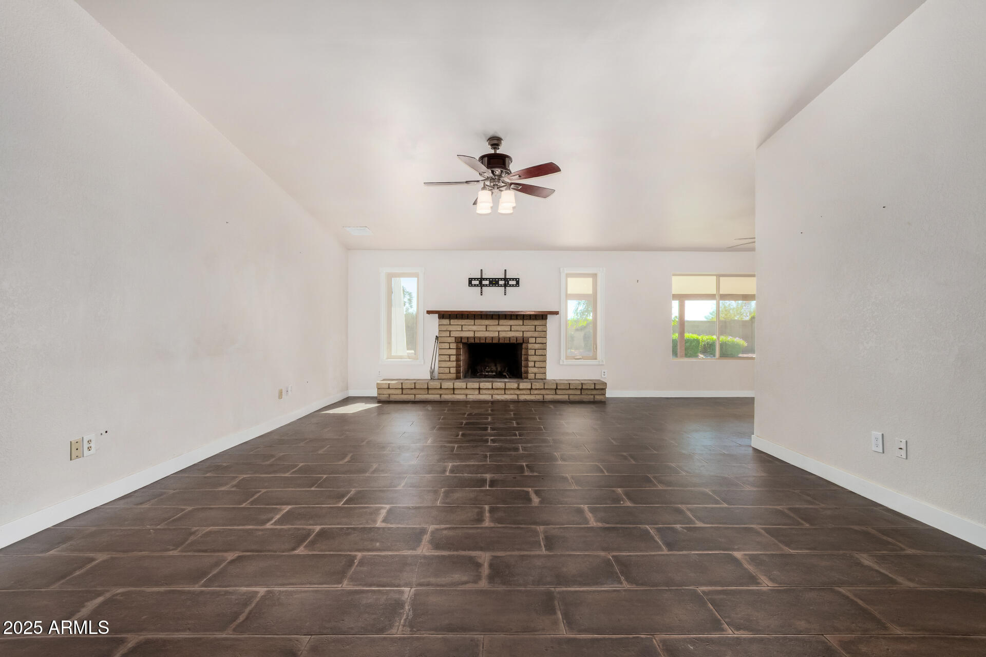 1119 E RENEE Drive E