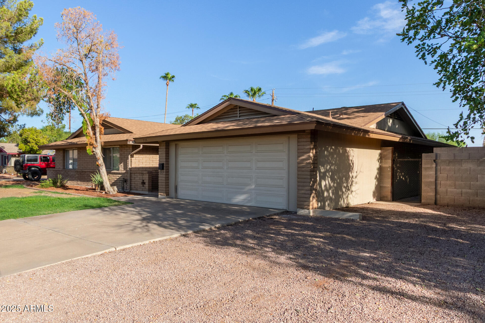 735 E MANHATTON Drive