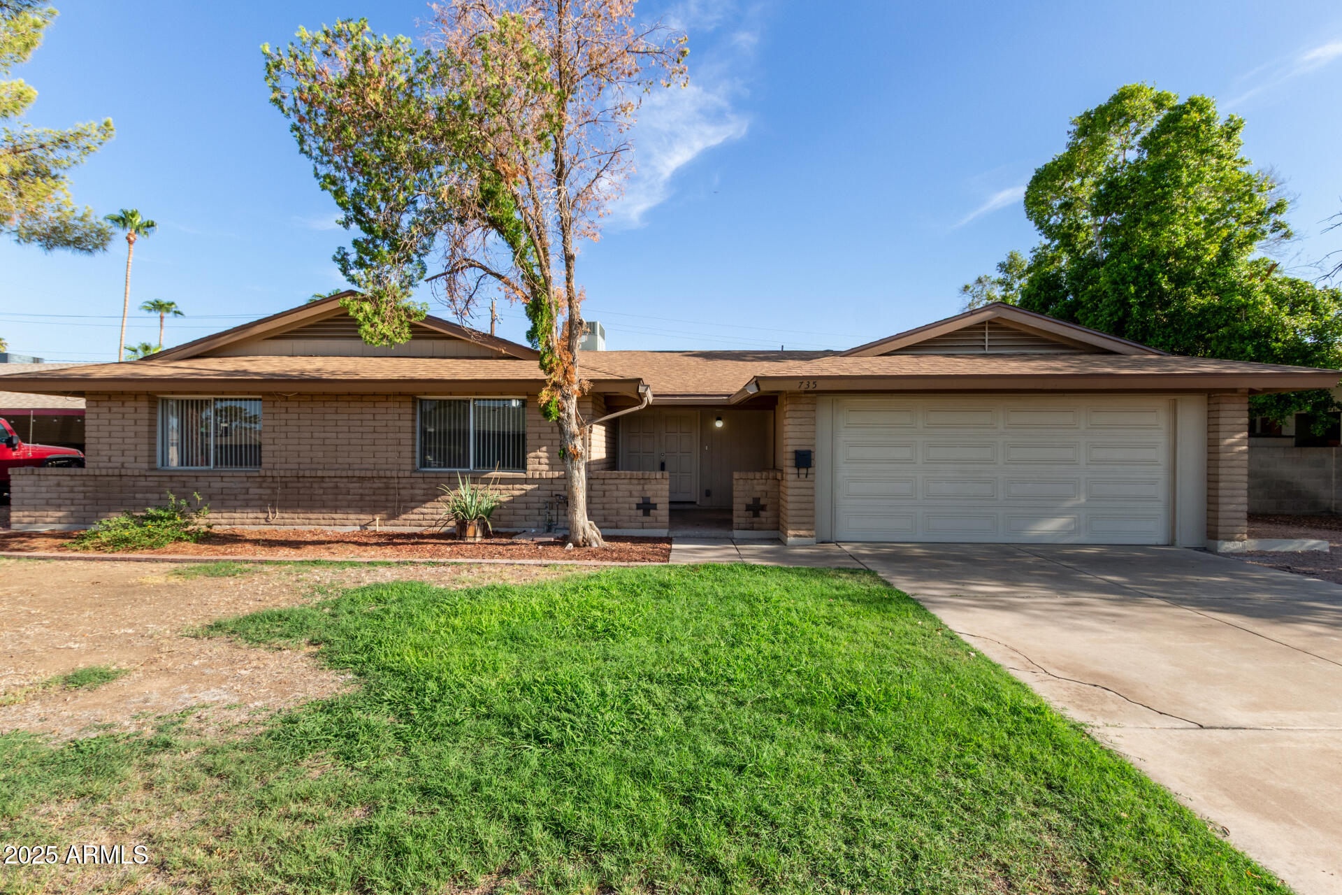 735 E MANHATTON Drive