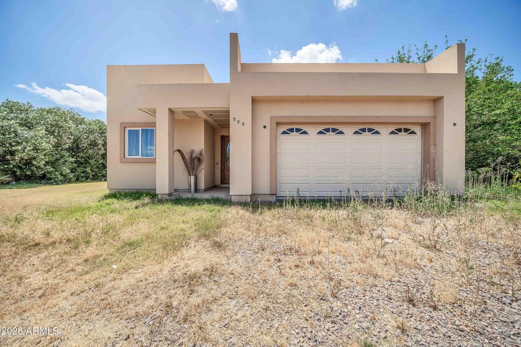 Photo of 909 W Tamarisk Street, Phoenix, AZ 85041 (MLS # 7030812)