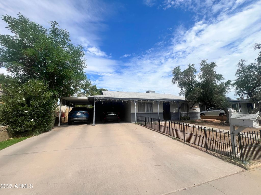 Photo of 6744 W San Miguel Avenue, Glendale, AZ 85303 (MLS # 6924347)
