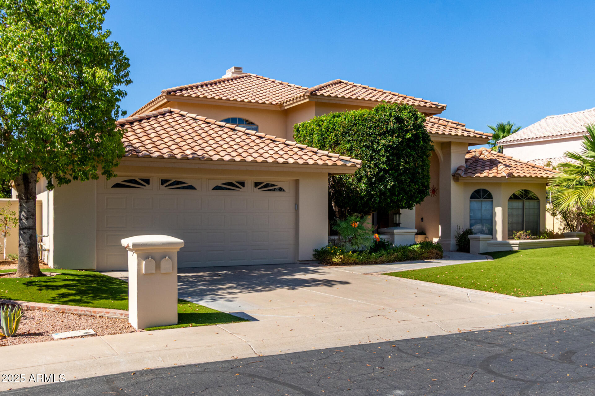 1834 E WILLOW TREE Court