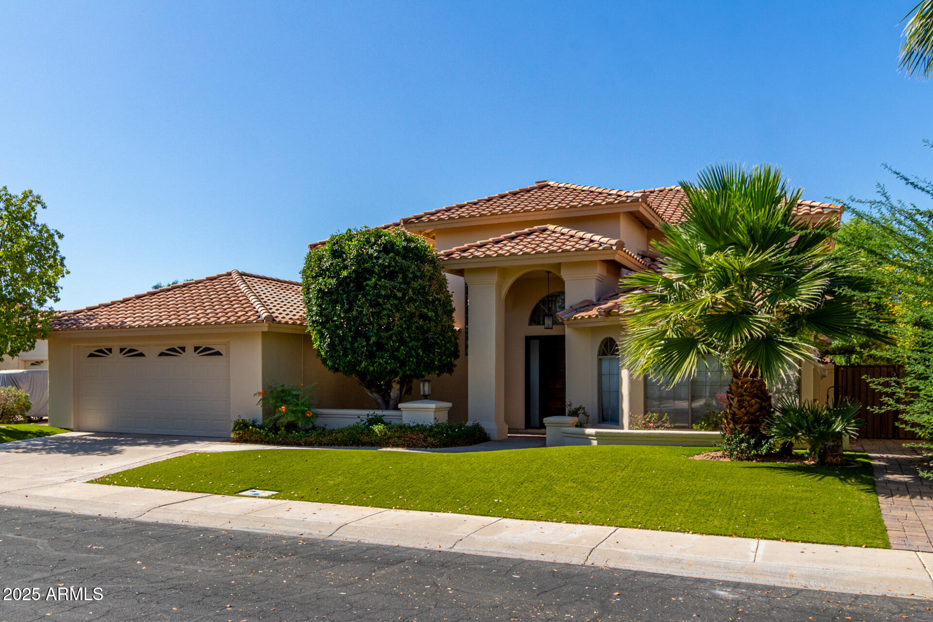 1834 E WILLOW TREE Court