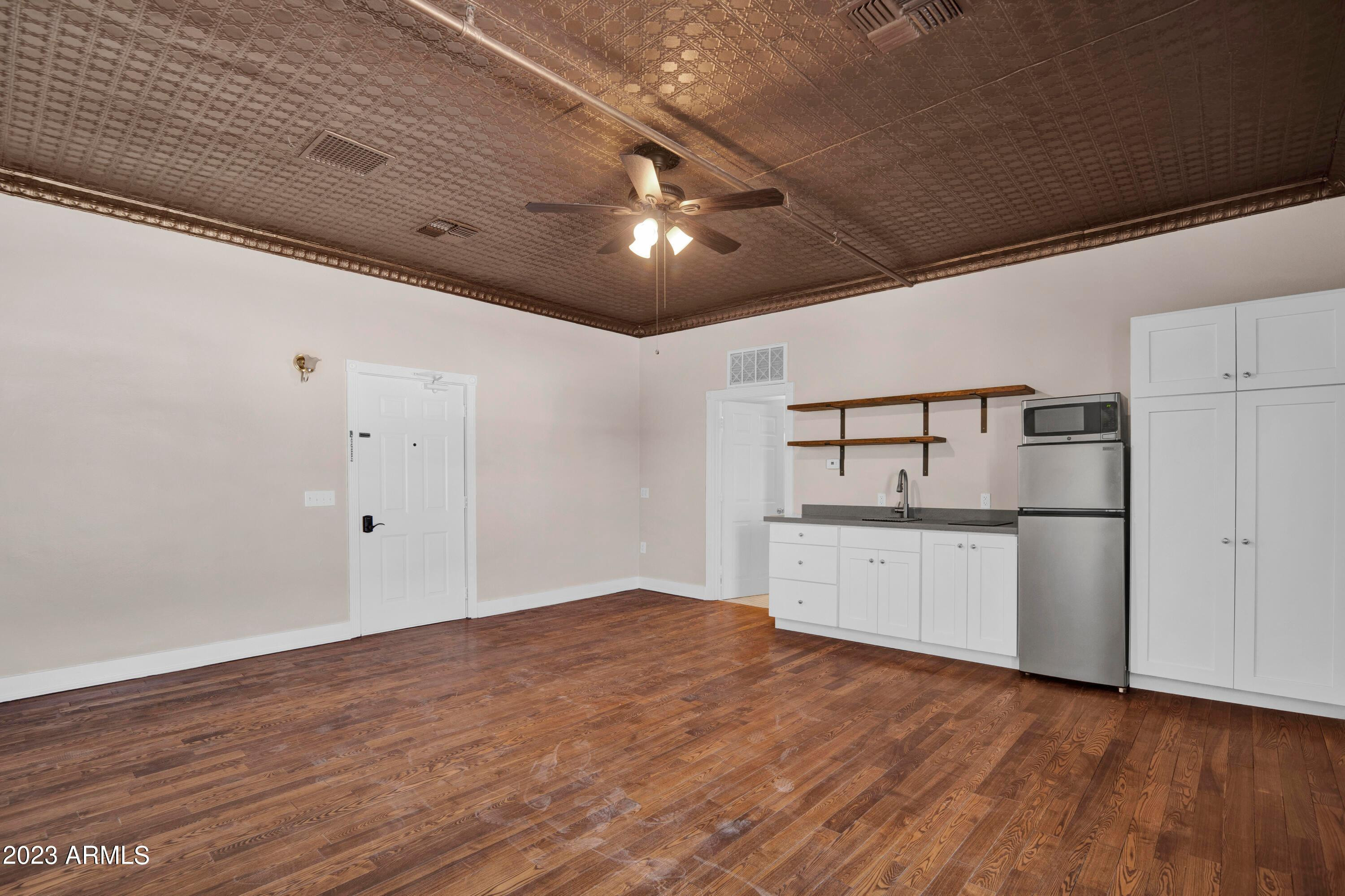 5753 W Glendale Avenue Apt 203