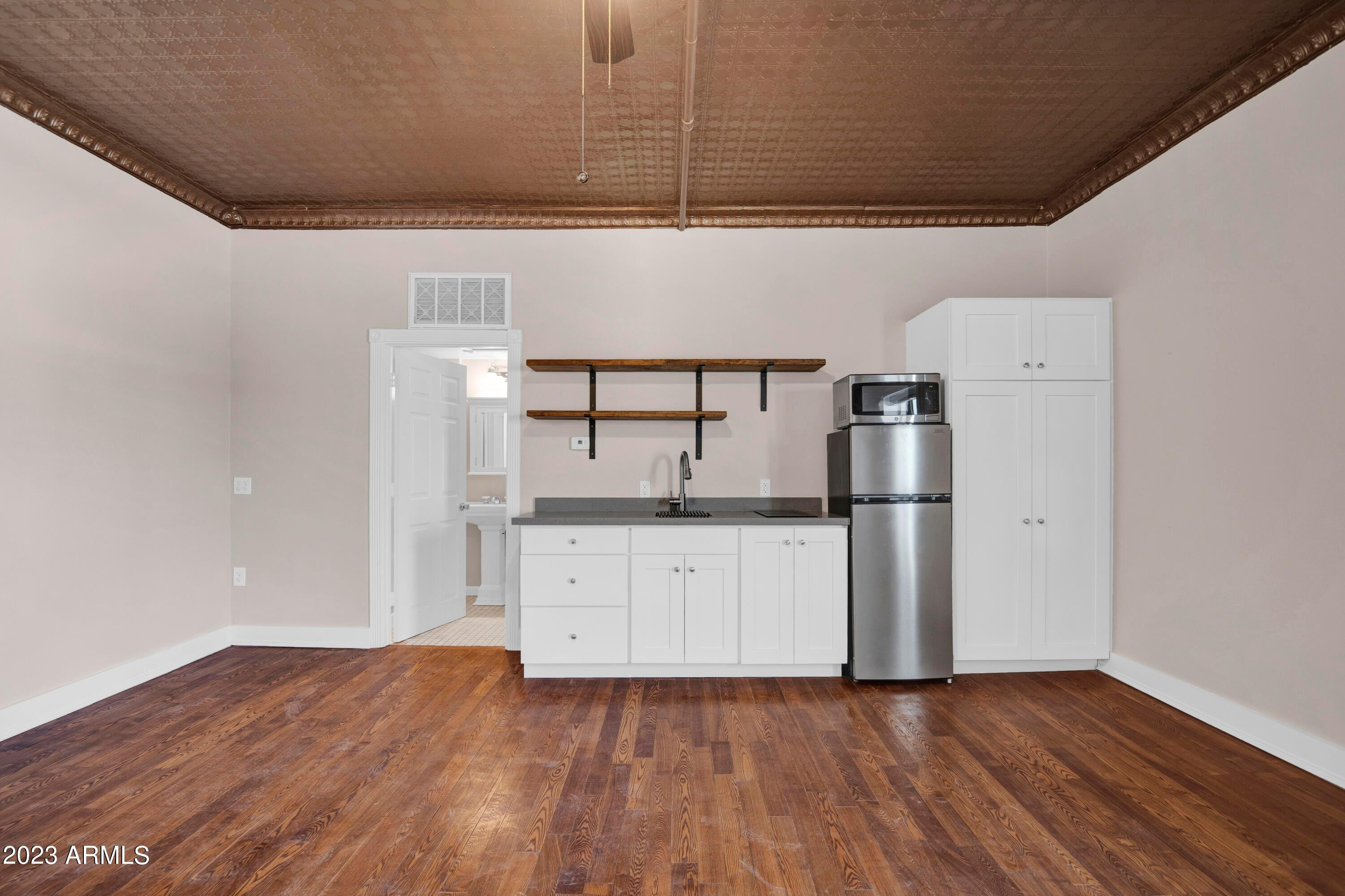 5753 W Glendale Avenue Apt 203