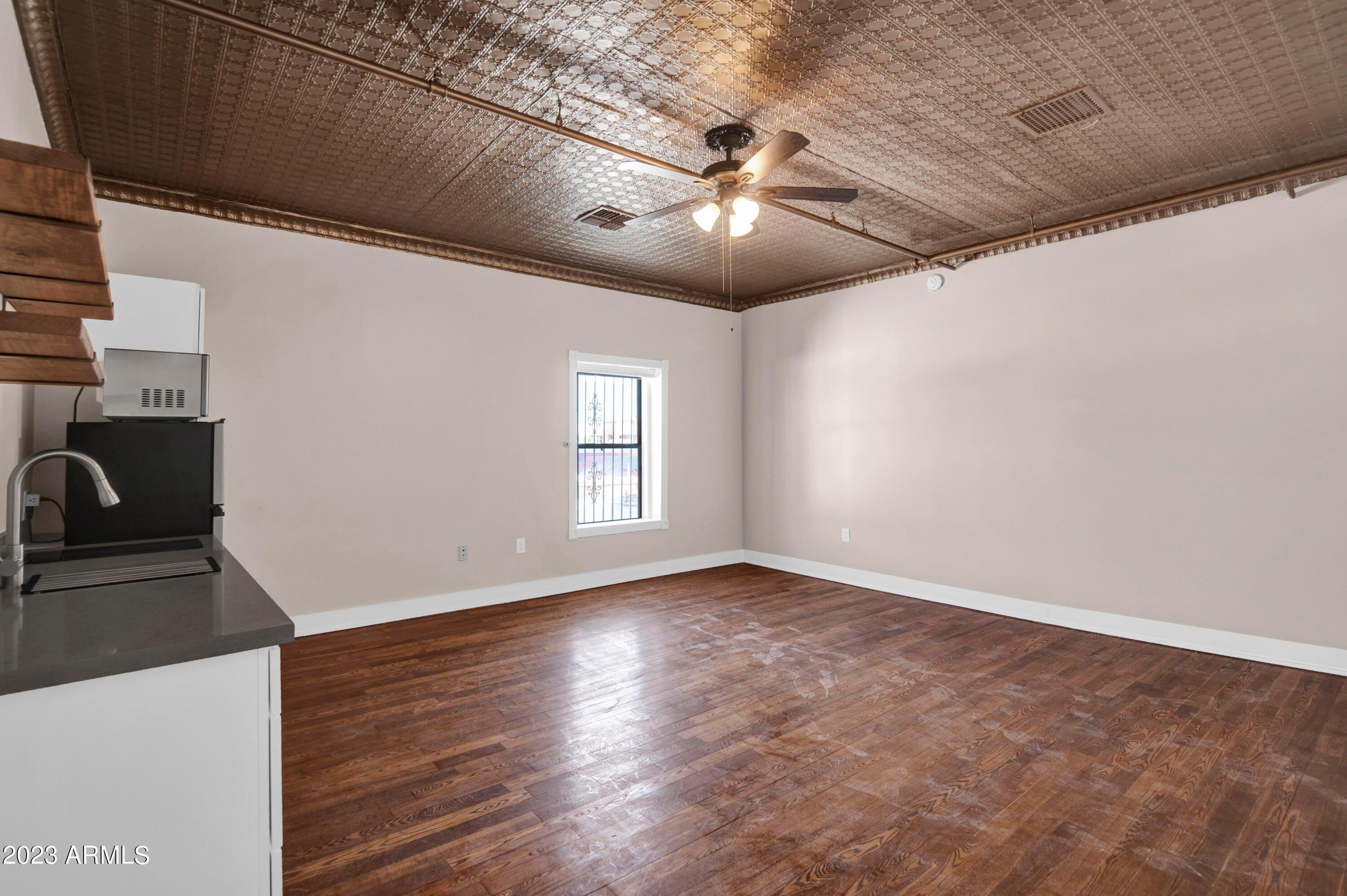 5753 W Glendale Avenue Apt 203