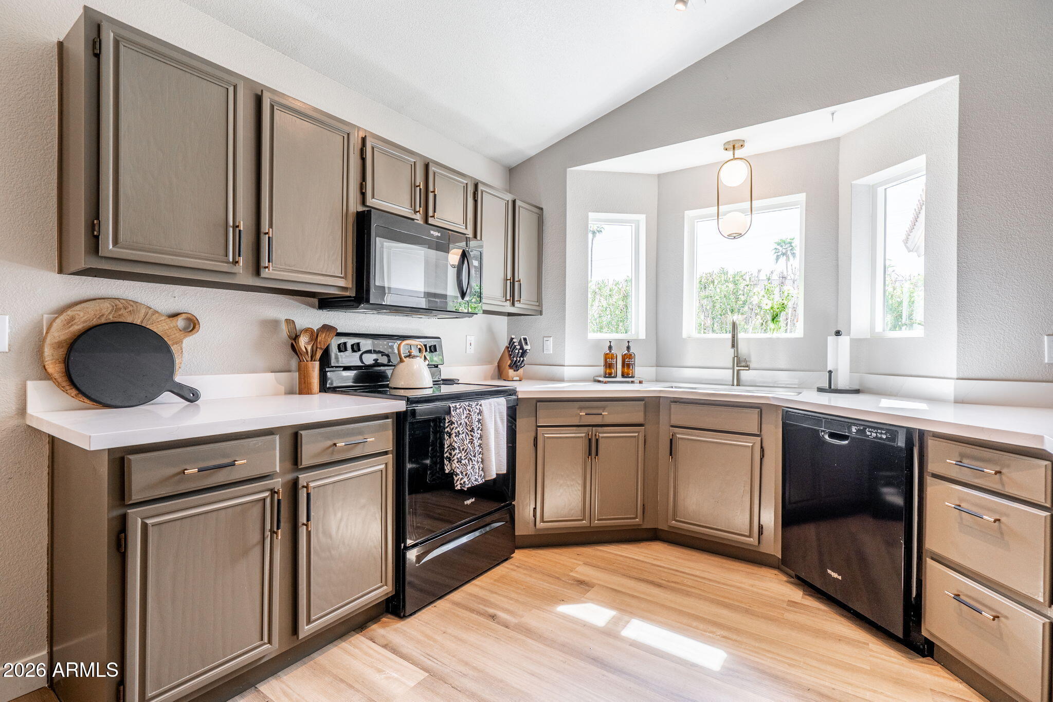 1404 E ROSEMONTE Drive