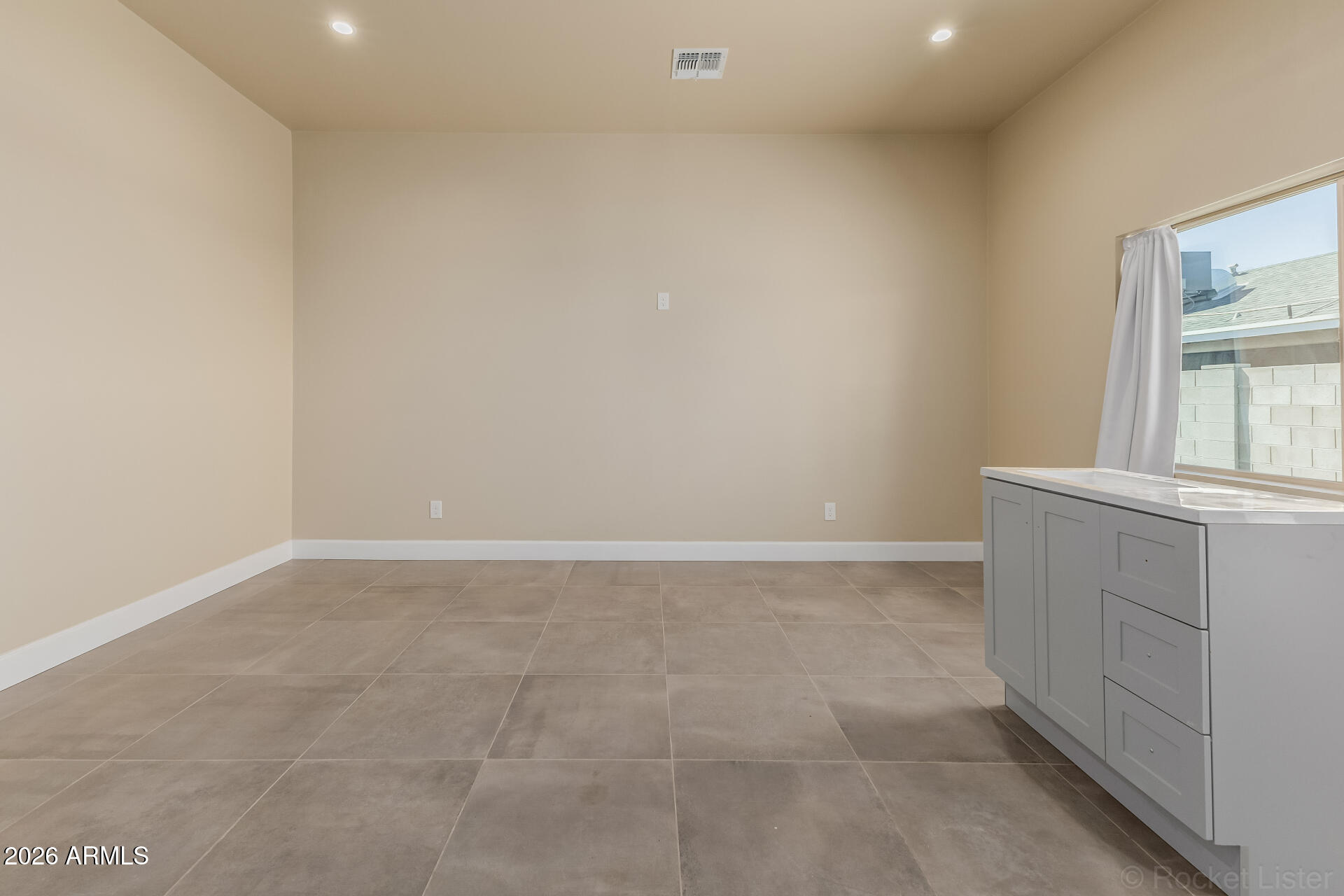 1908 E HARVARD Street