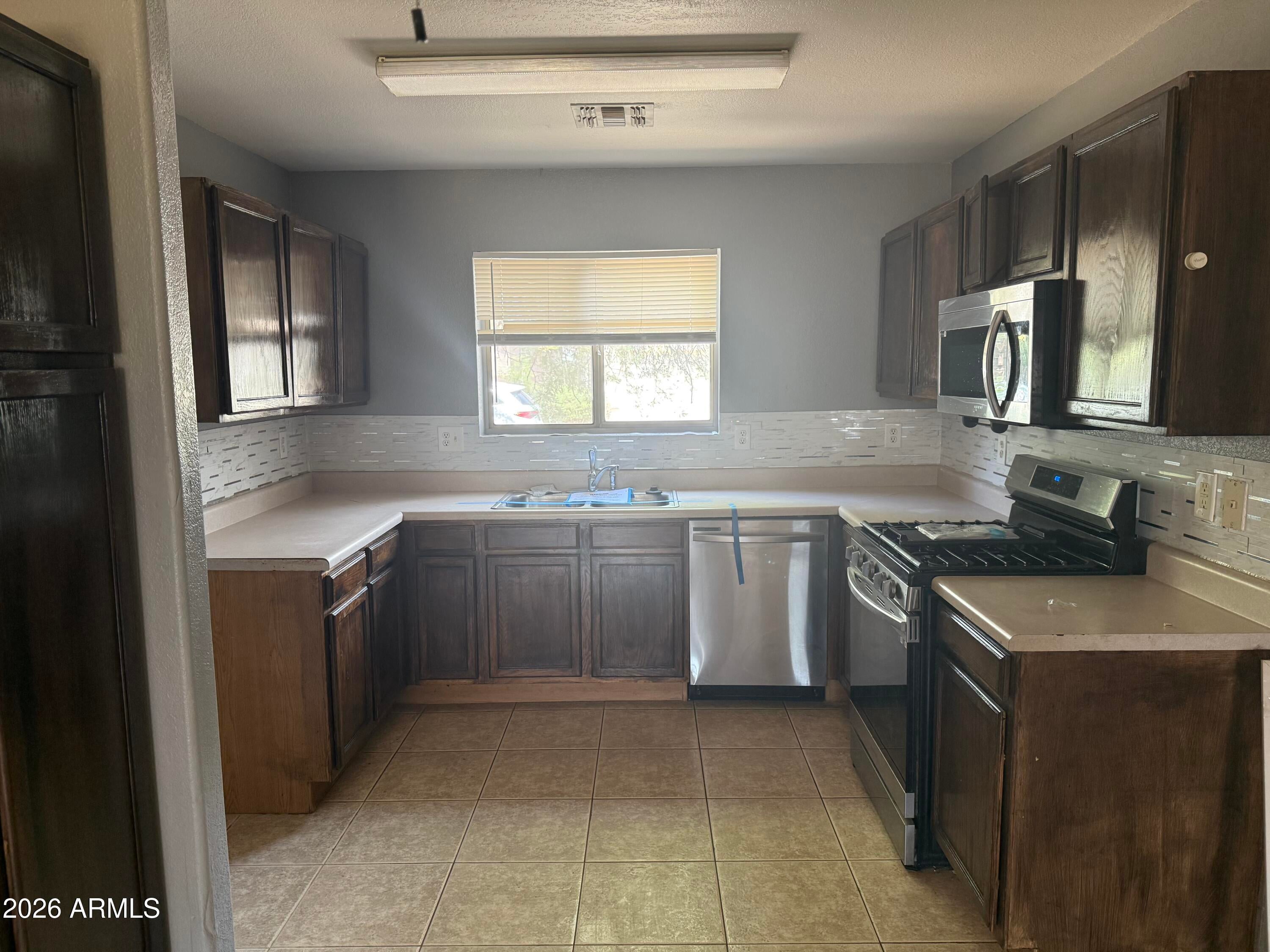 1033 E COWBOY COVE Trail