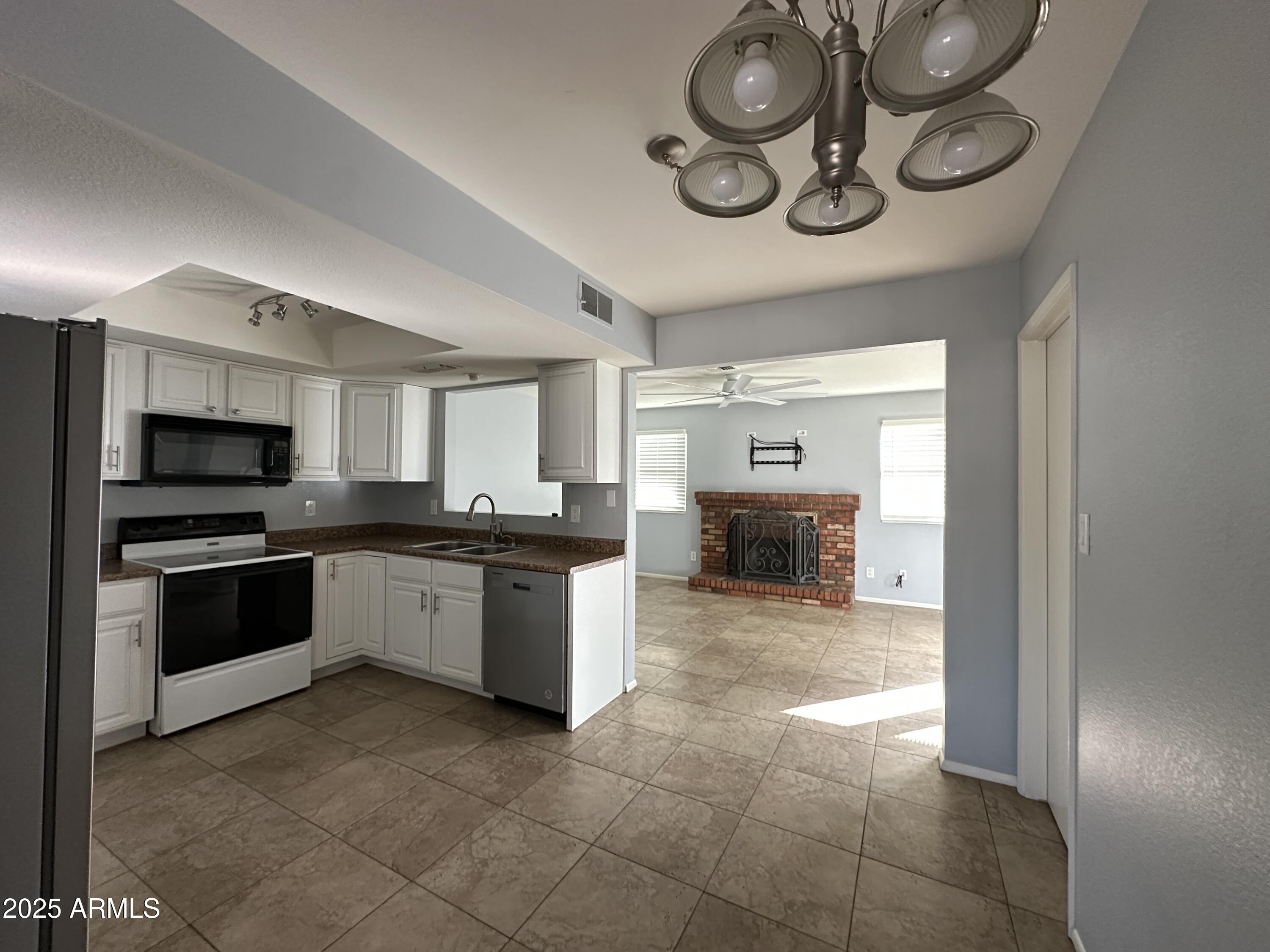 10421 W PUGET Avenue