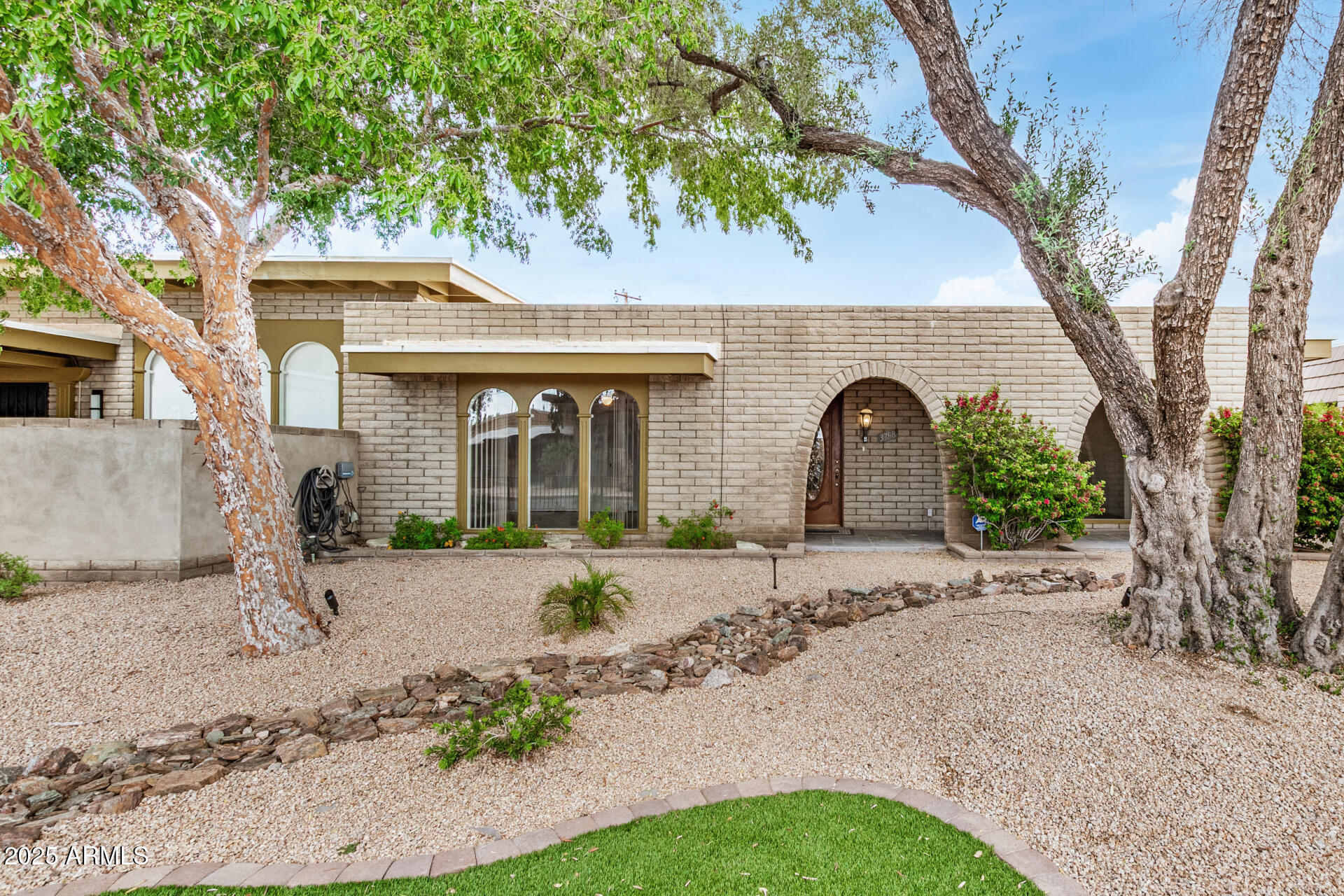 3738 E MONTECITO Avenue