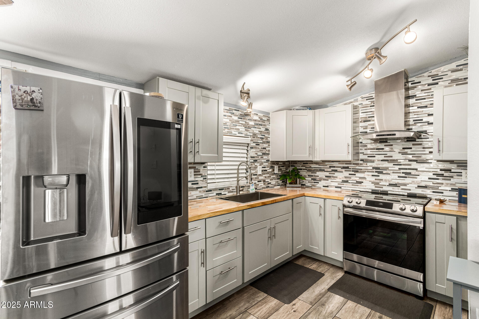 33 E LIBBY Street