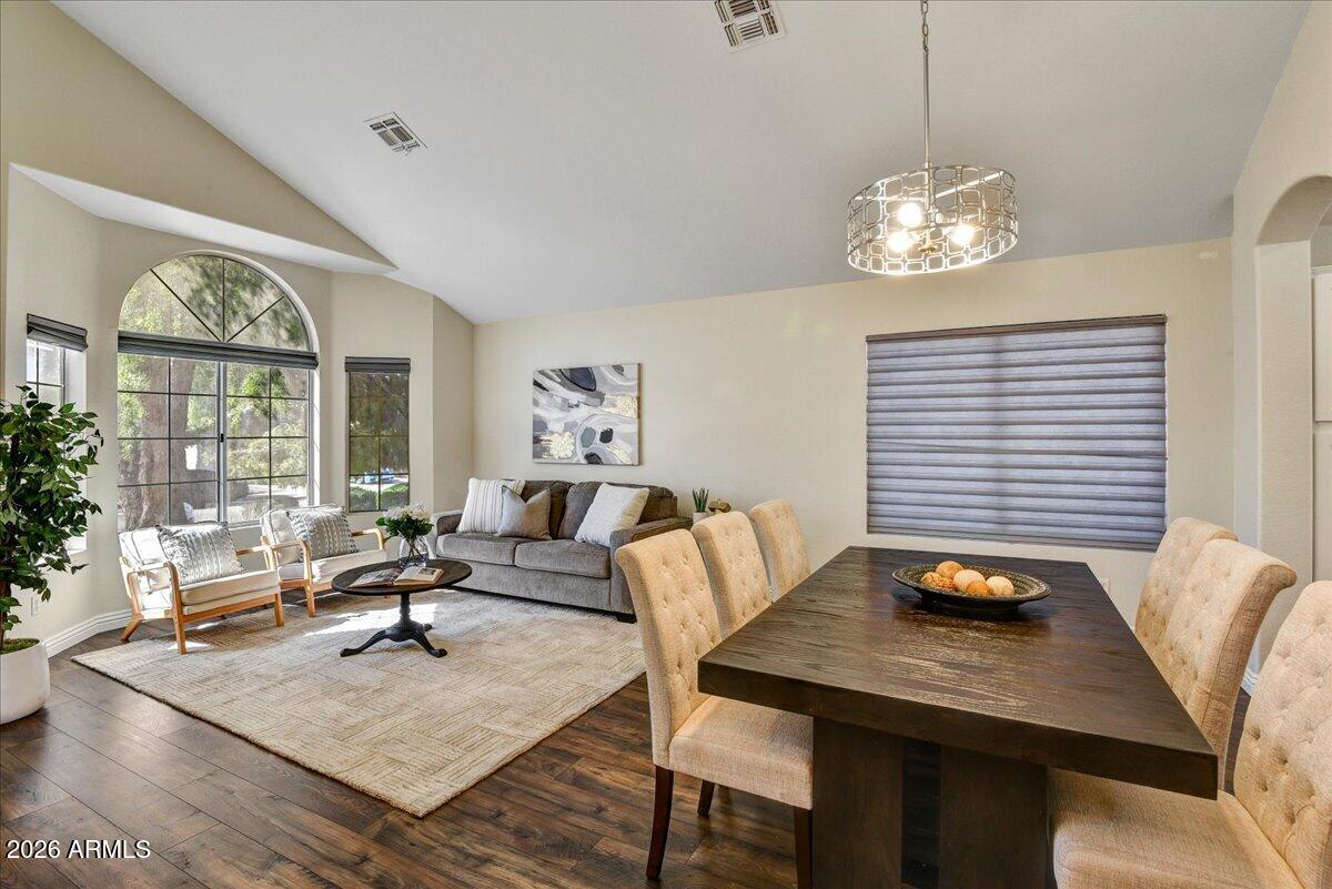 2928 E PONTIAC Drive